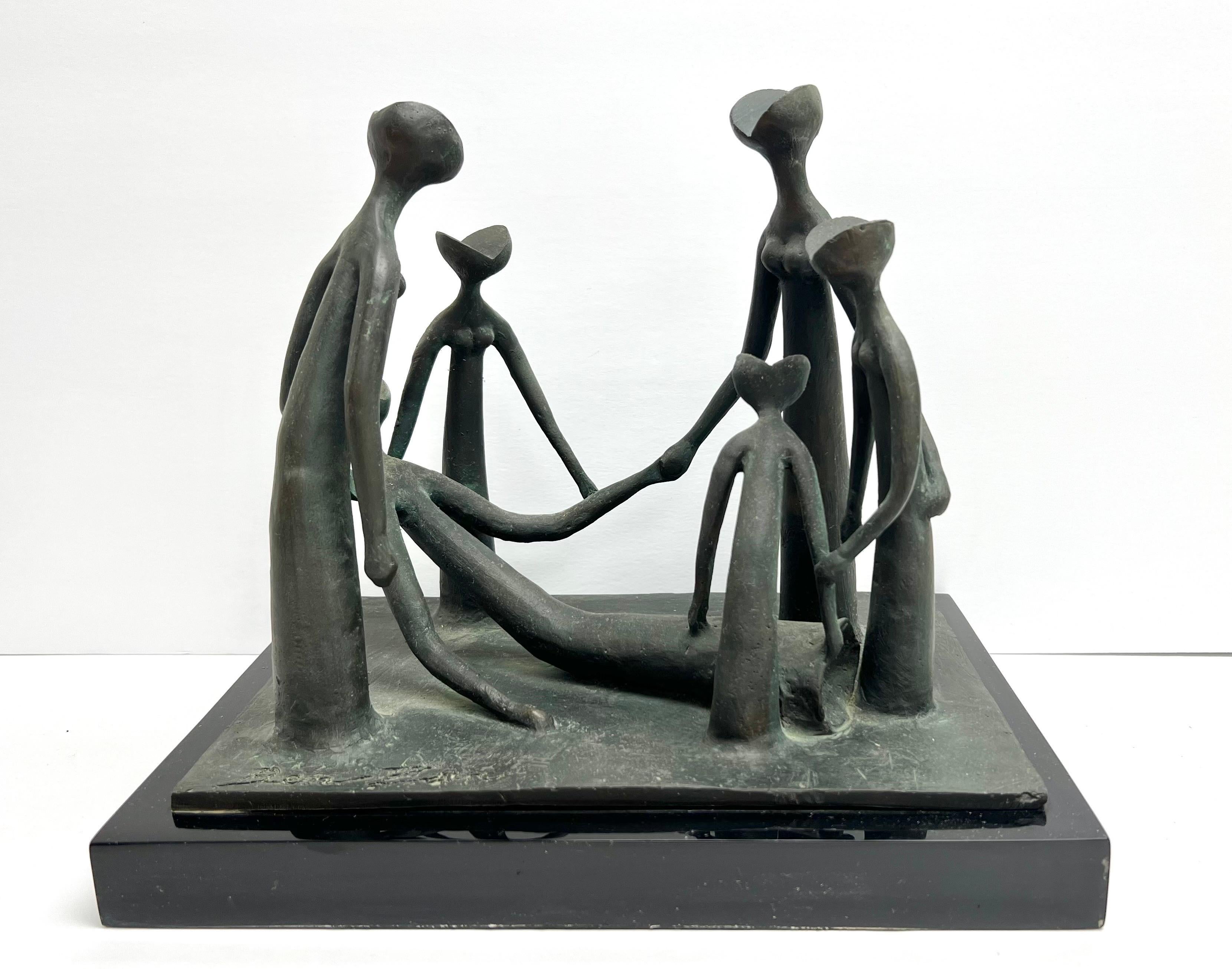 Sculpture en bronze de Ben Zvi. Le traitement des figures est très intéressant, à la limite de la réalité, de l'abstraction et de la géométrie. Cette sculpture dégage un dynamisme tranquille, comme si l'on assistait à une cérémonie secrète ou