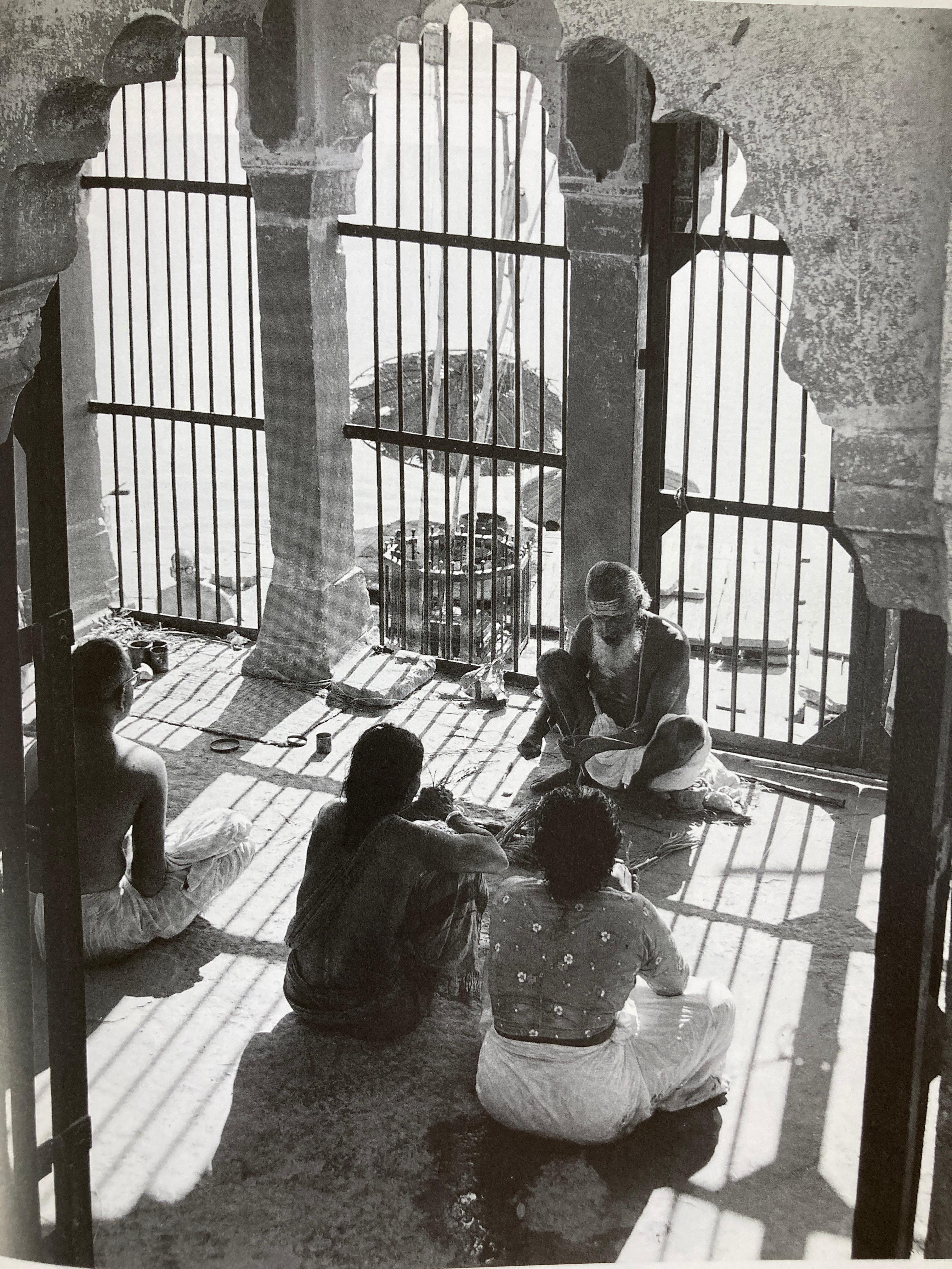 Benares Seen from within (Ce que l'on voit de l'intérieur) par Richard Lannoy Livre à couverture rigide en vente 4