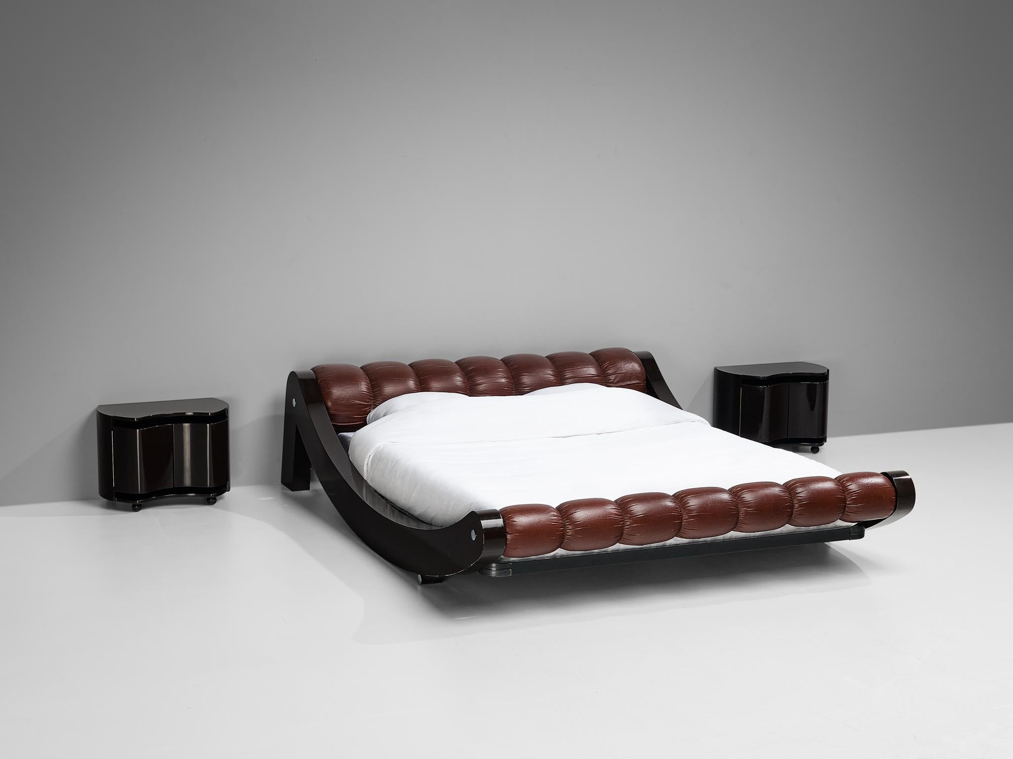 Benatti, 'Boomerang' queen bed, wood, lacquered wood, leather, Italy, design 1972

Rare and monumental Italian double bed made in the 1970s. This 'Boomerang' bed made by manufacturer Benatti and shows all characteristics of design in the post-modern