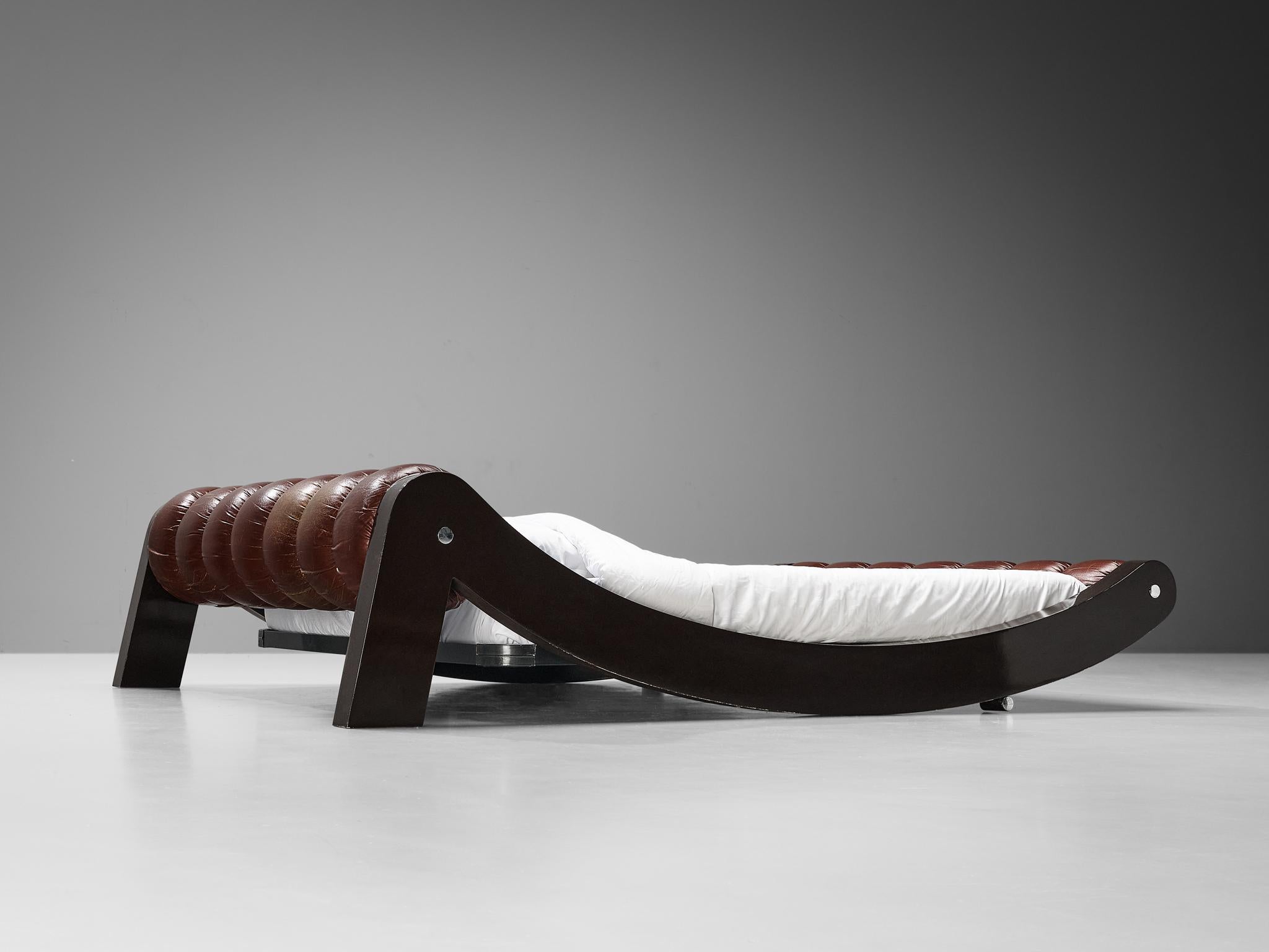 Benatti Bettzimmer-Set mit Queen-Bett „Boomerang“ und Nachttischen „Aiace“ von Benatti  (Postmoderne) im Angebot