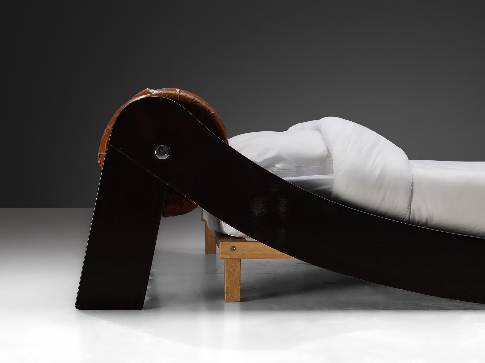Benatti 'Boomerang' Queen Bed in Cognac Leather and Brown Lacquered Wood For Sale 5