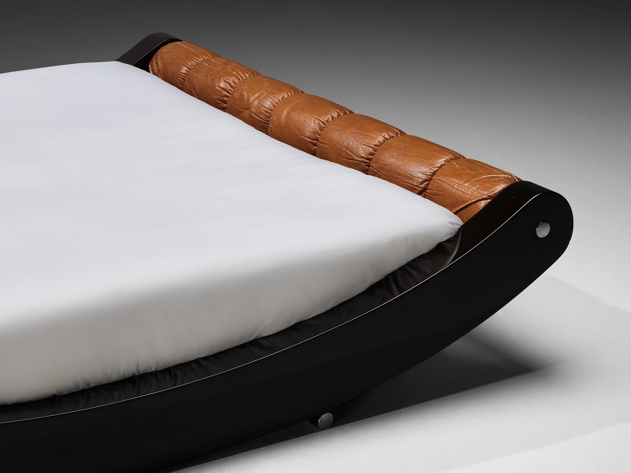 Benatti 'Boomerang' Queen Bed in Cognac Leather and Brown Lacquered Wood In Good Condition For Sale In Waalwijk, NL