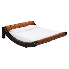 Cama de matrimonio "Boomerang" Benatti de cuero coñac y madera lacada marrón