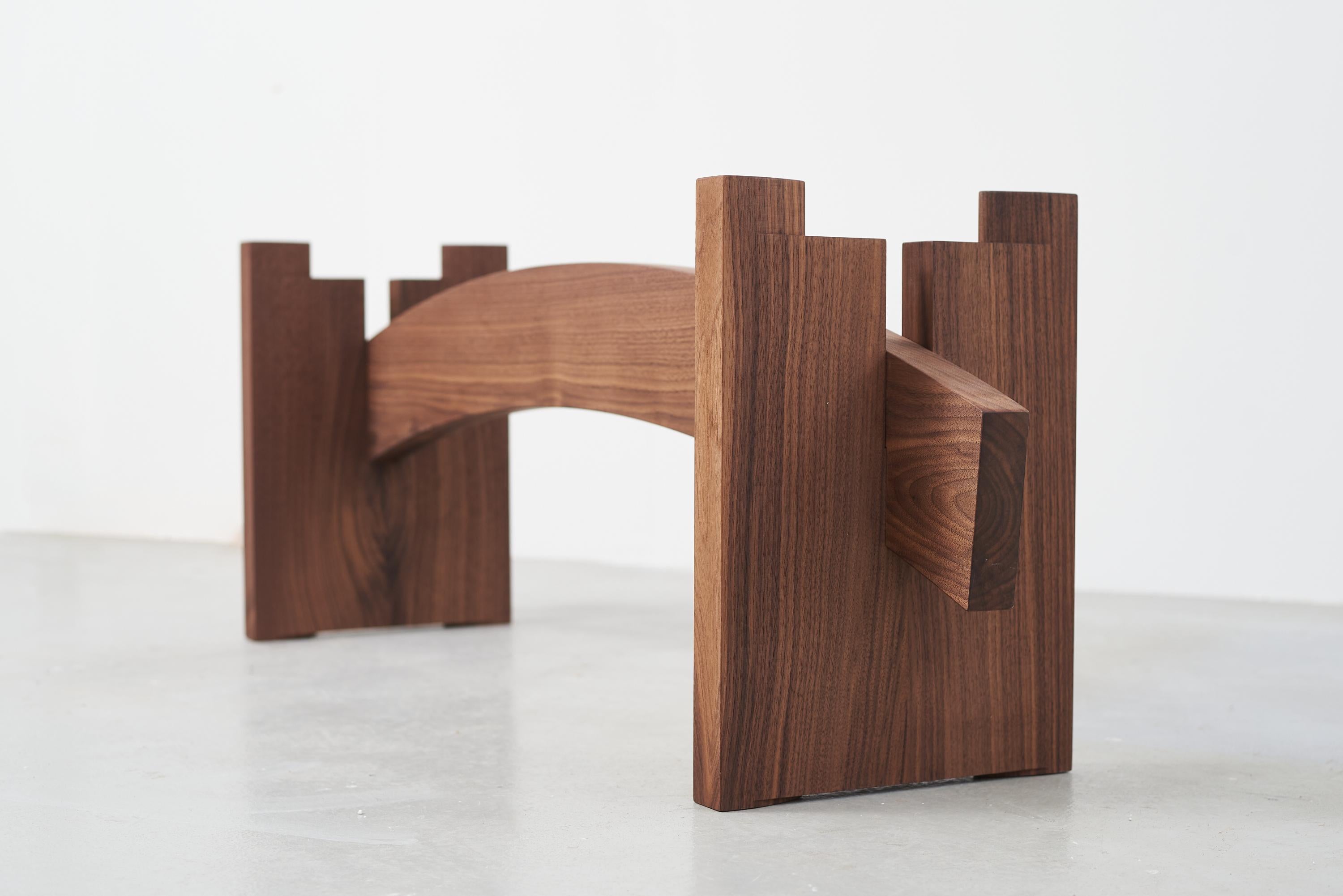Le banc 01 du trio d'architectes Bahraini Danish est réalisé en noyer découpé par commande numérique.
Il n'y a pas de vis pour assembler ce banc. Les 4 pièces de bois s'emboîtent les unes dans les autres et créent un banc solide et robuste.