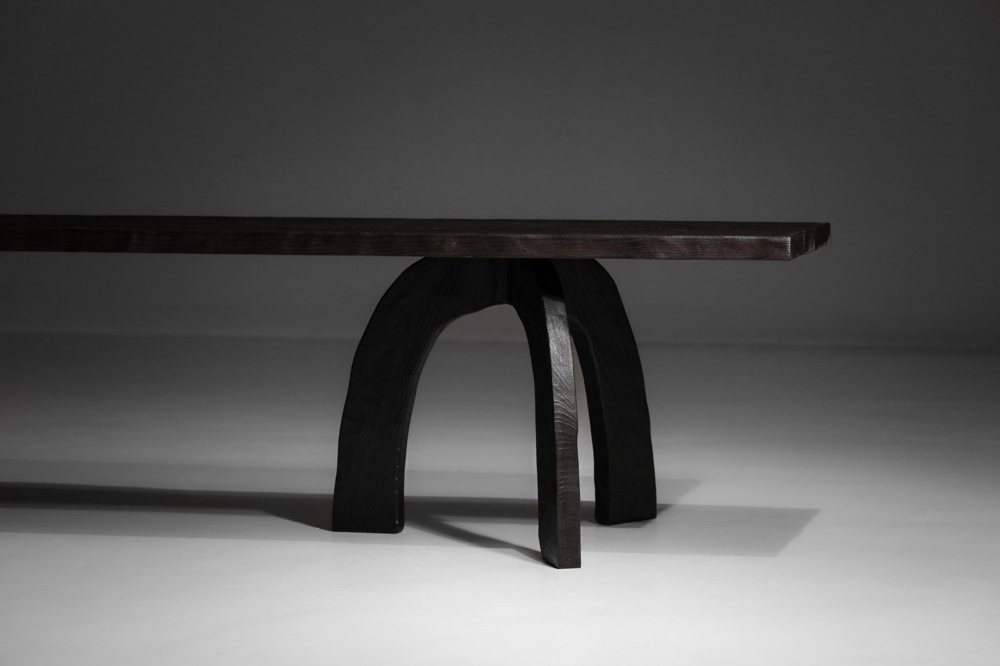 Lange Bank aus gebranntem Holz, entworfen und handgefertigt von dem Tischler Vincent Vincent in seiner Werkstatt in Lyon. Diese Bank kann die bereits in unserer Galerie vorhandene Kollektion (Tische, Stühle, Sessel...) für eine einzigartige
