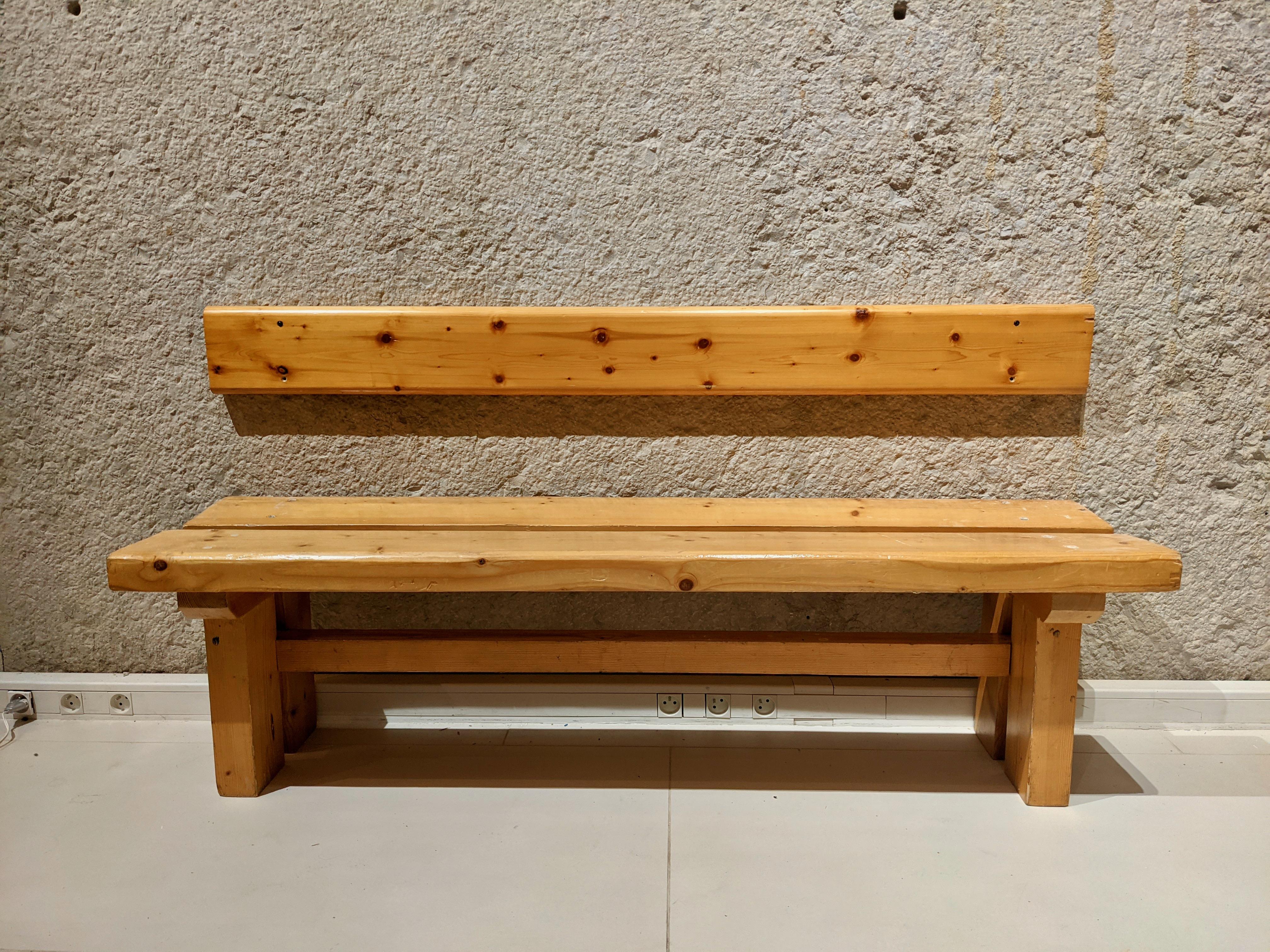 Bench and backsplash by Charlotte Perriand for les Arcs. Pine wood. Very good condition. Circa 1970
Dimensions : W158 cm x H43 cm x D45 cm.