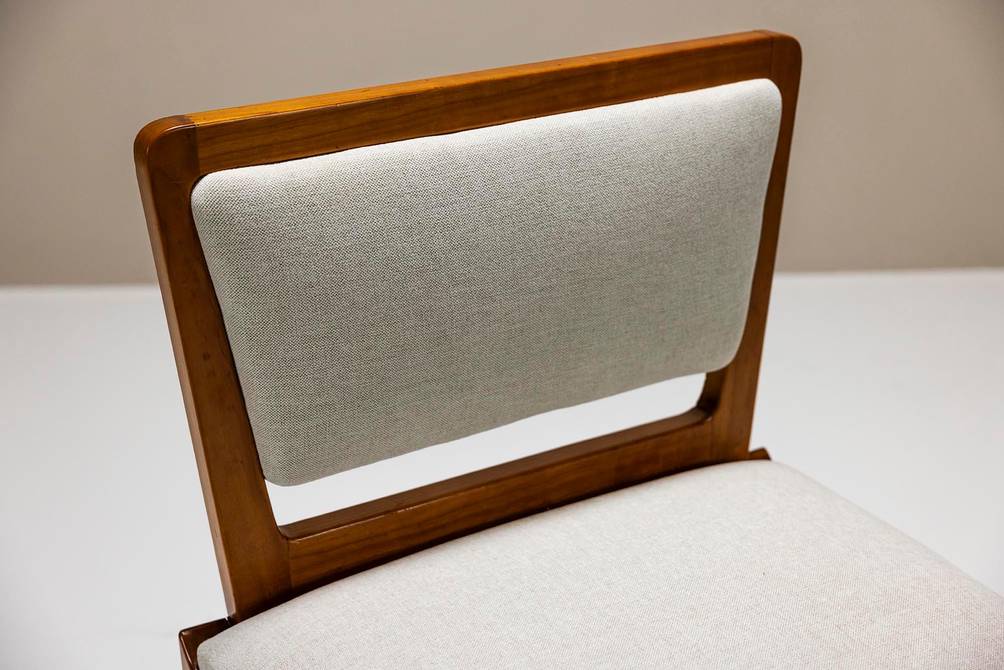 Bench And Side Chair In Cherry Wood And Off-White Upholstery, Italy 1950's For Sale 8