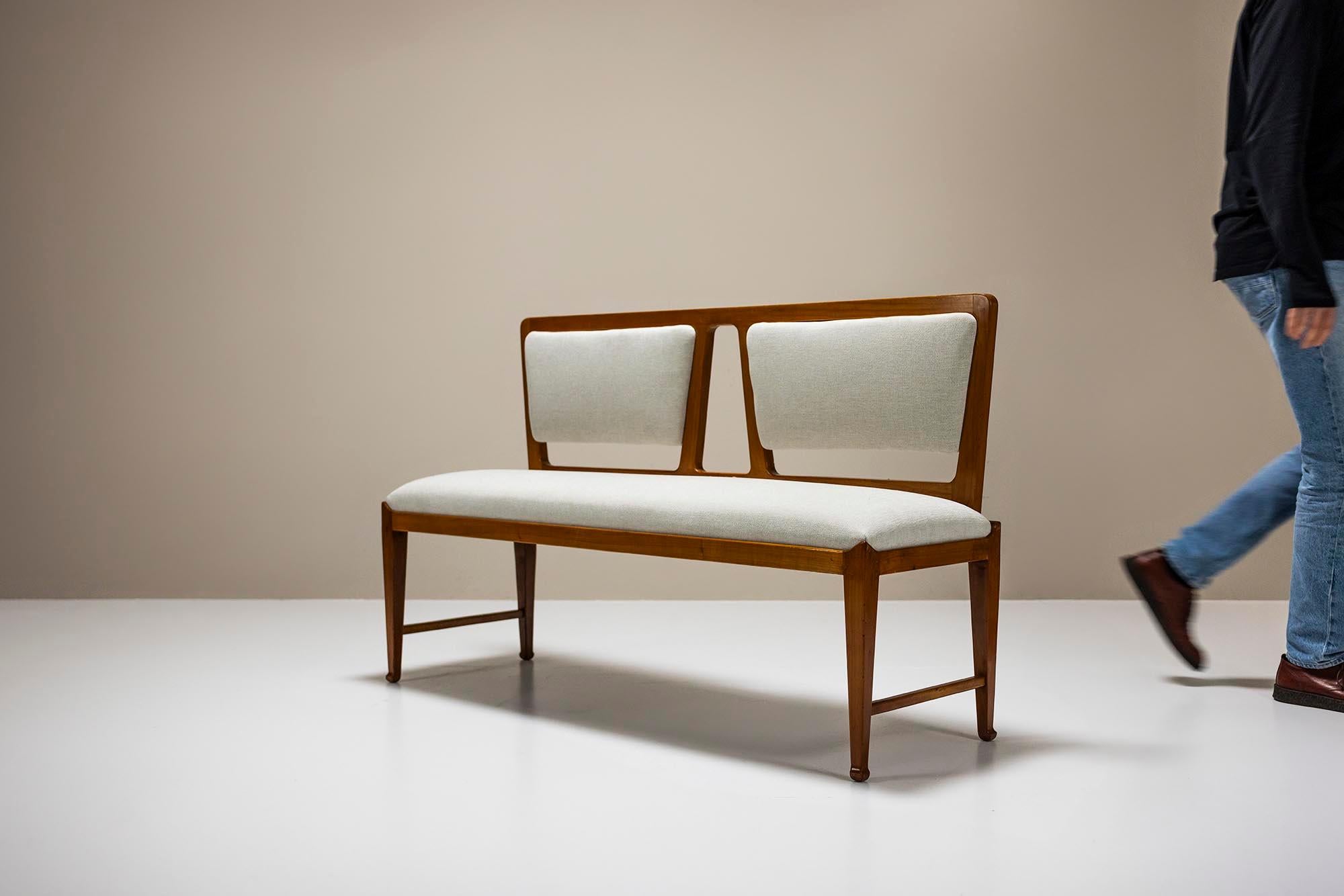 Bench And Side Chair In Cherry Wood And Off-White Upholstery, Italy 1950's In Good Condition For Sale In Hellouw, NL