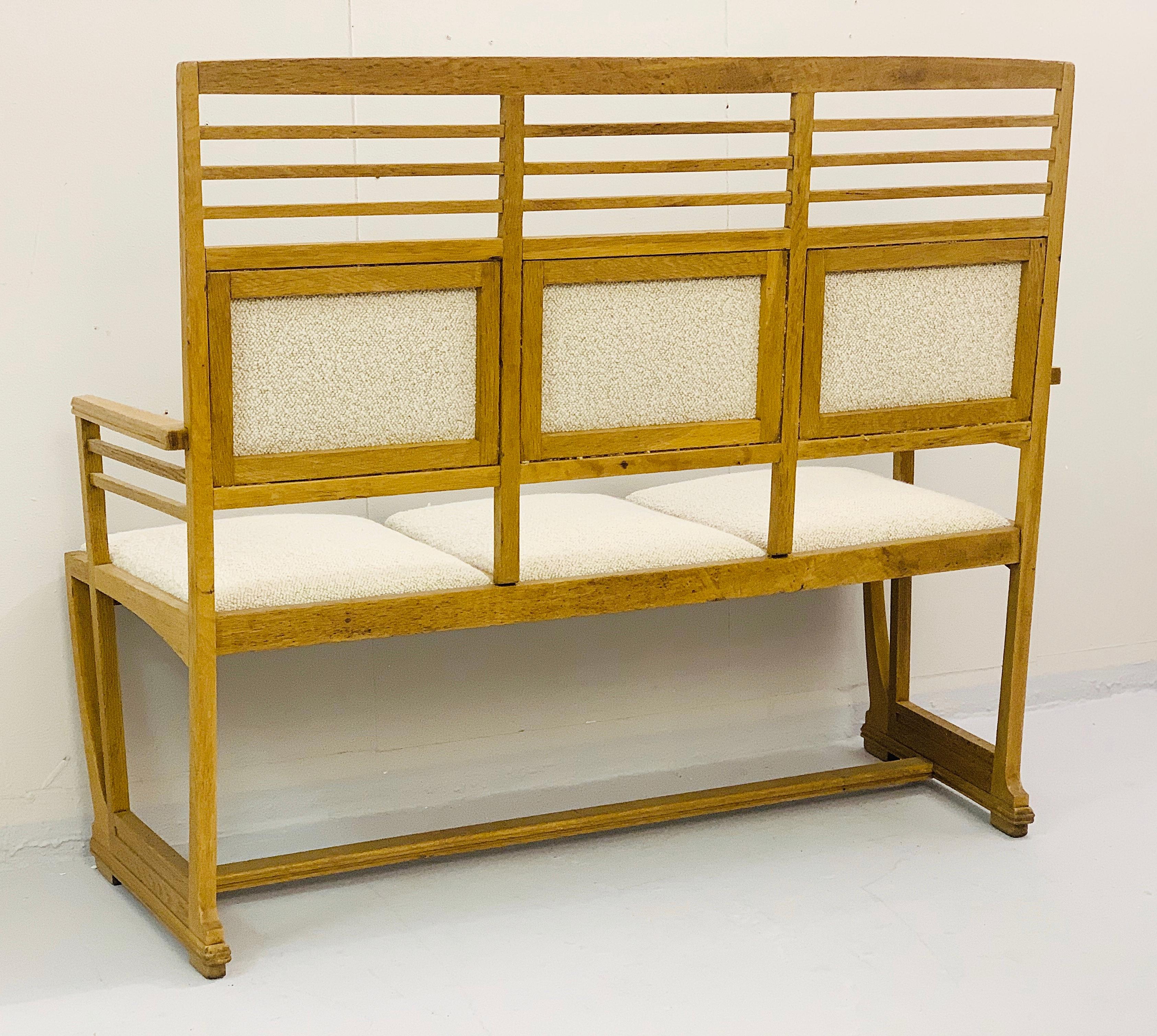 Banc attribué à Gustave Serrurier-Bovy, nouvelle tapisserie Bon état - En vente à Brussels, BE