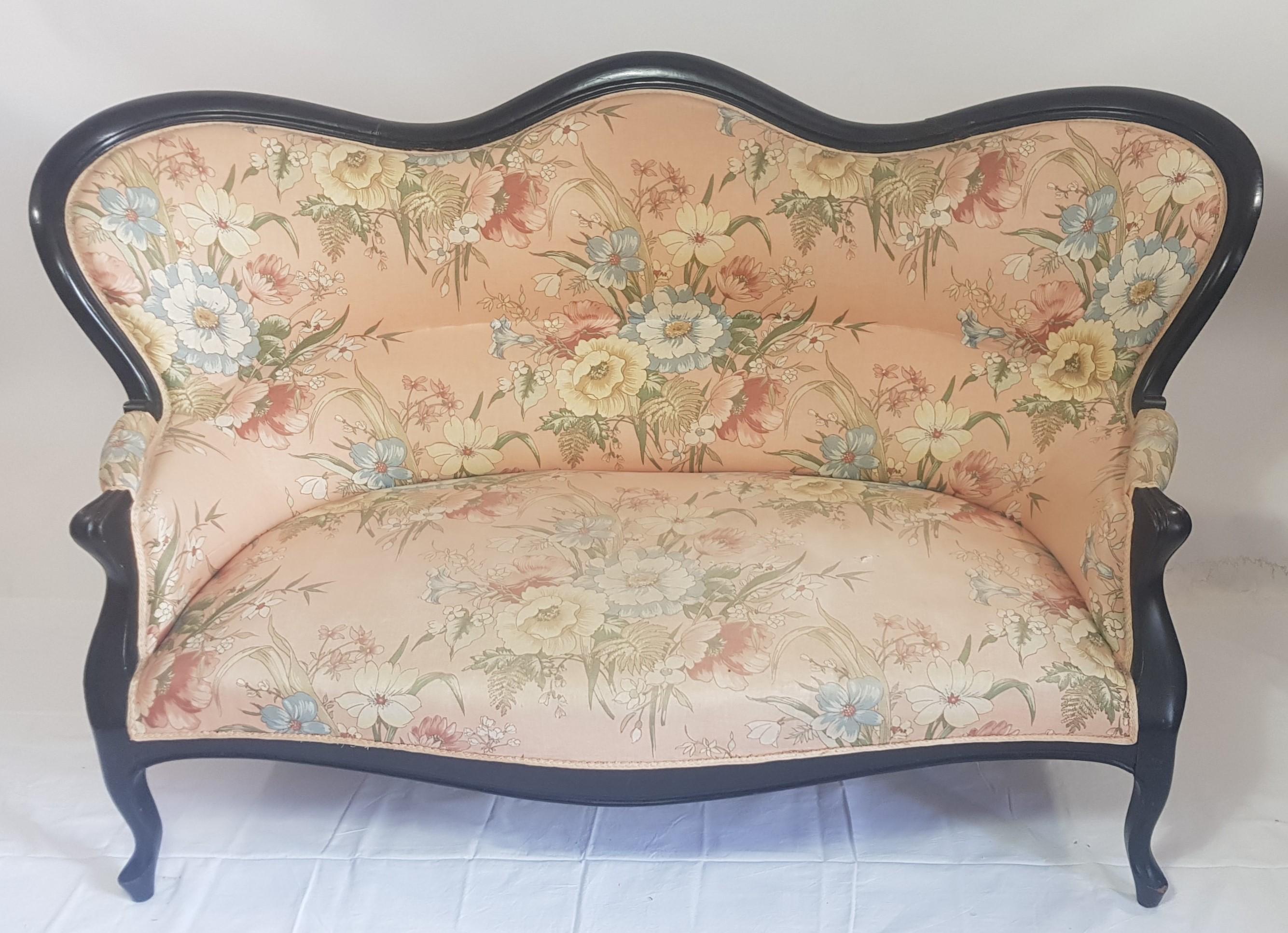Pretty Napoleon III period bench with a seat in excellent condition and very comfortable.

This piece of furniture is sold as it is. It could be reupholstered.
There is a minor structural damage, as you can see on the photo.
There is two
