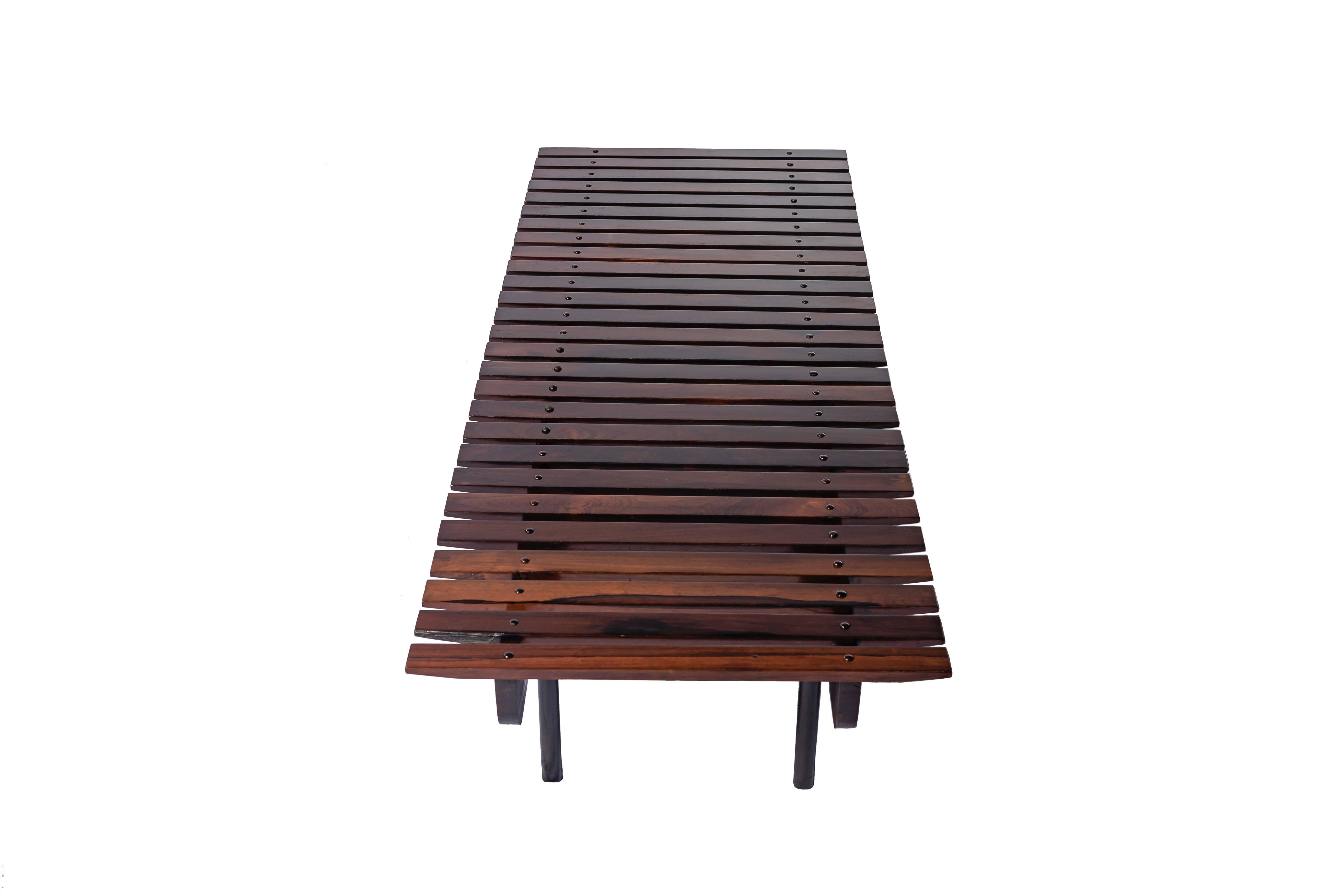 Ce banc en lattes de jacarandá des années 1950 distille l'essence du modernisme brésilien - clarté de la forme, intégrité du matériau et profond respect de l'artisanat. Le rythme horizontal des planches de palissandre massif est à la fois structurel