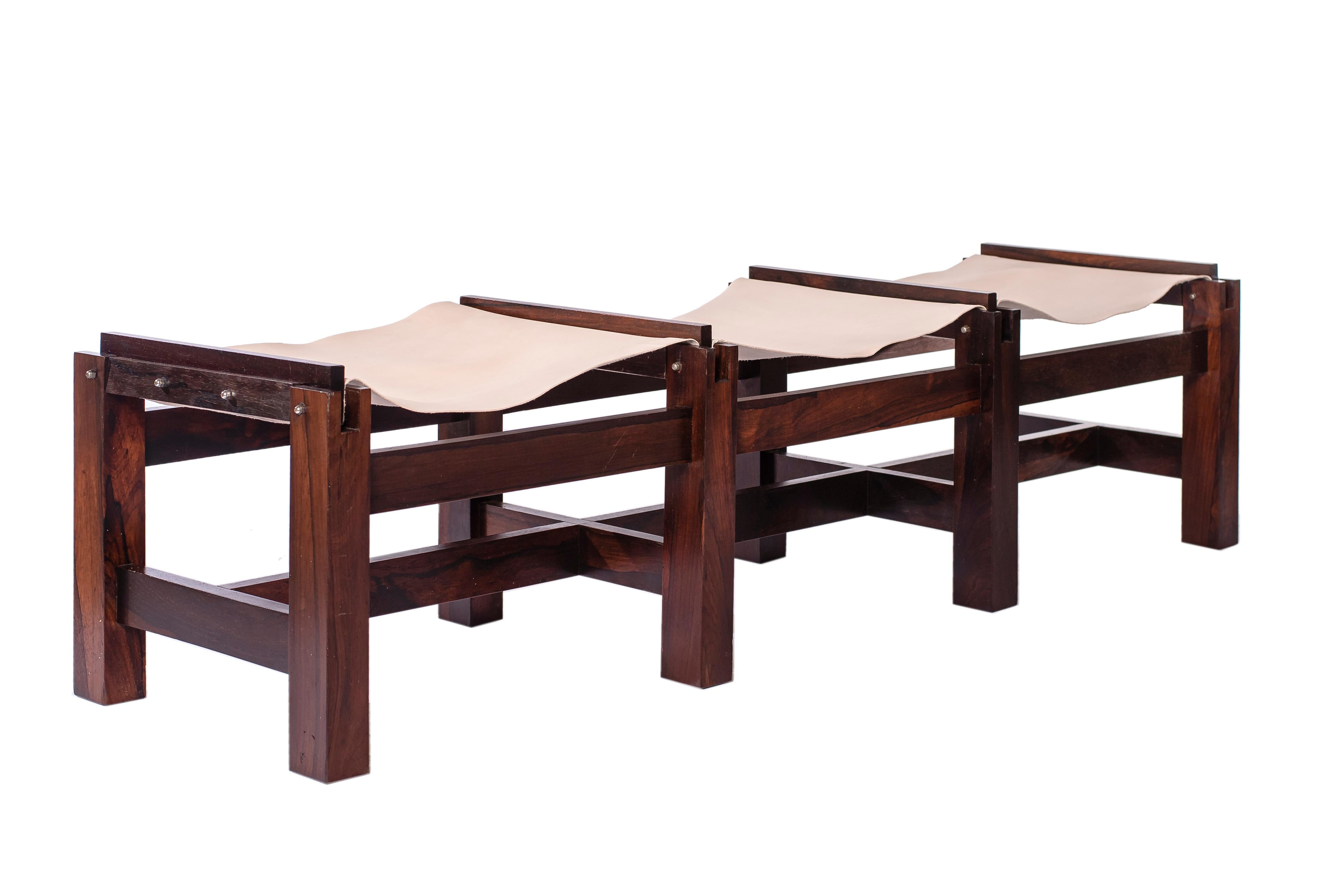 Architectural et élémentaire, ce banc illustre le dialogue entre structure et matériau qui caractérise le design moderne brésilien. Fabriquée en palissandre jacarandá avec des élingues en cuir tendu, la composition équilibre la force et la