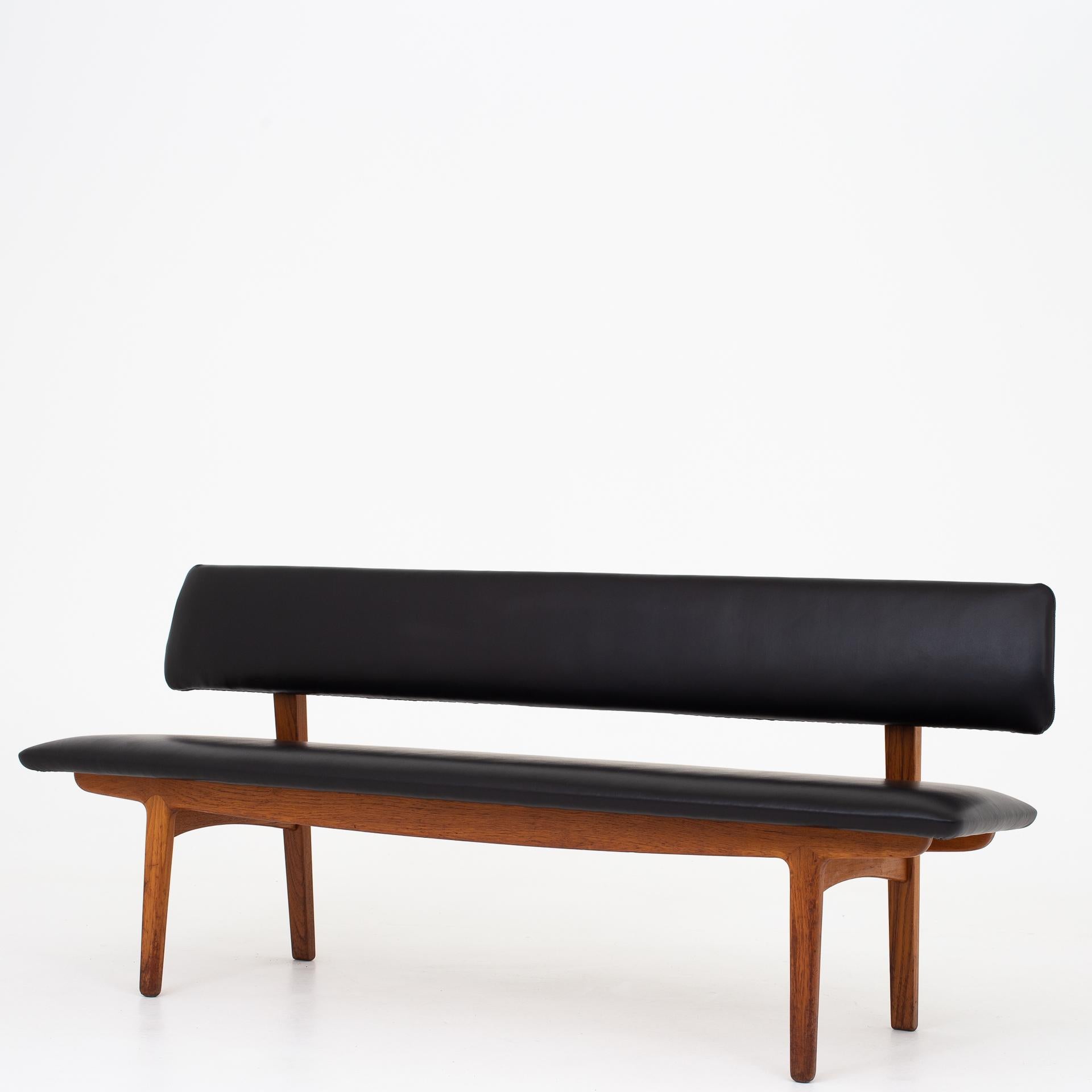 Reupholstered bench in teak with black canyon leather. Maker Næstved Møbelfabrik.