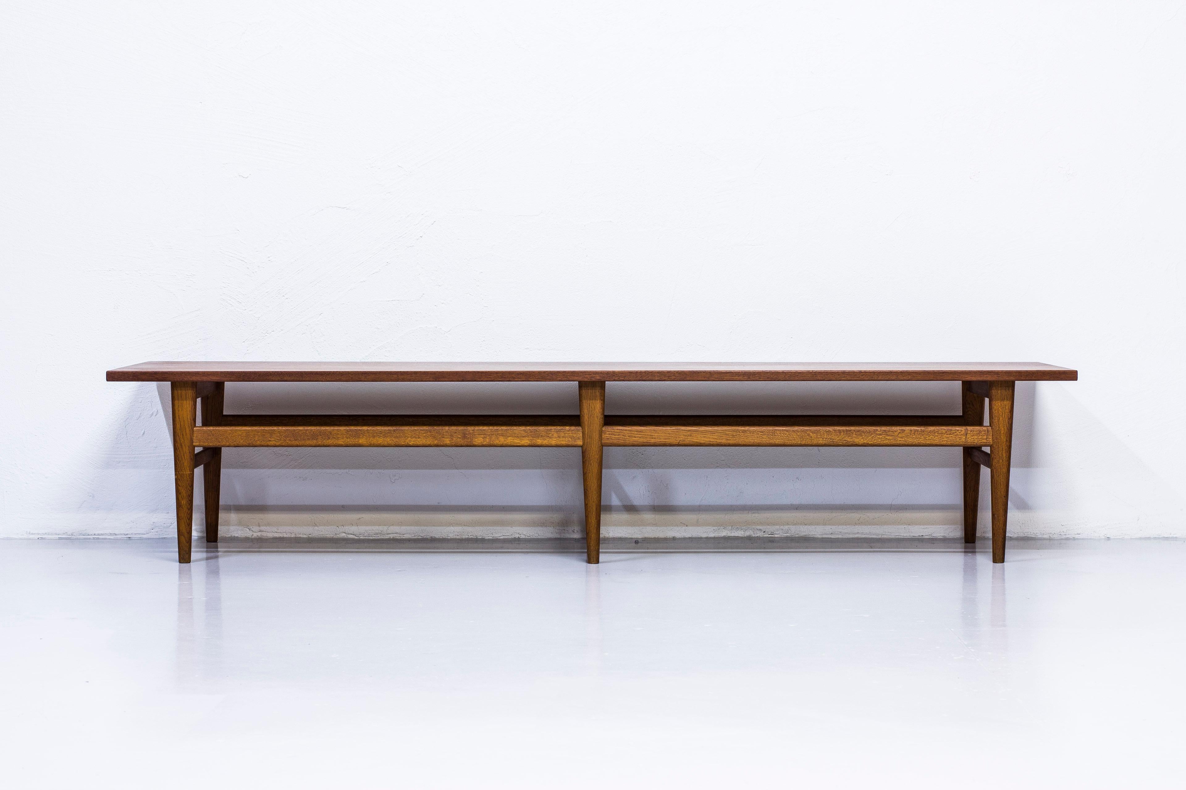 Bench/table designed by Eric Johansson. produced in Sweden by Abrahamssons Möbler during the 1950s. Made from oak and teak wood. Excellent vintage condition with very few signs of use and wear.
 