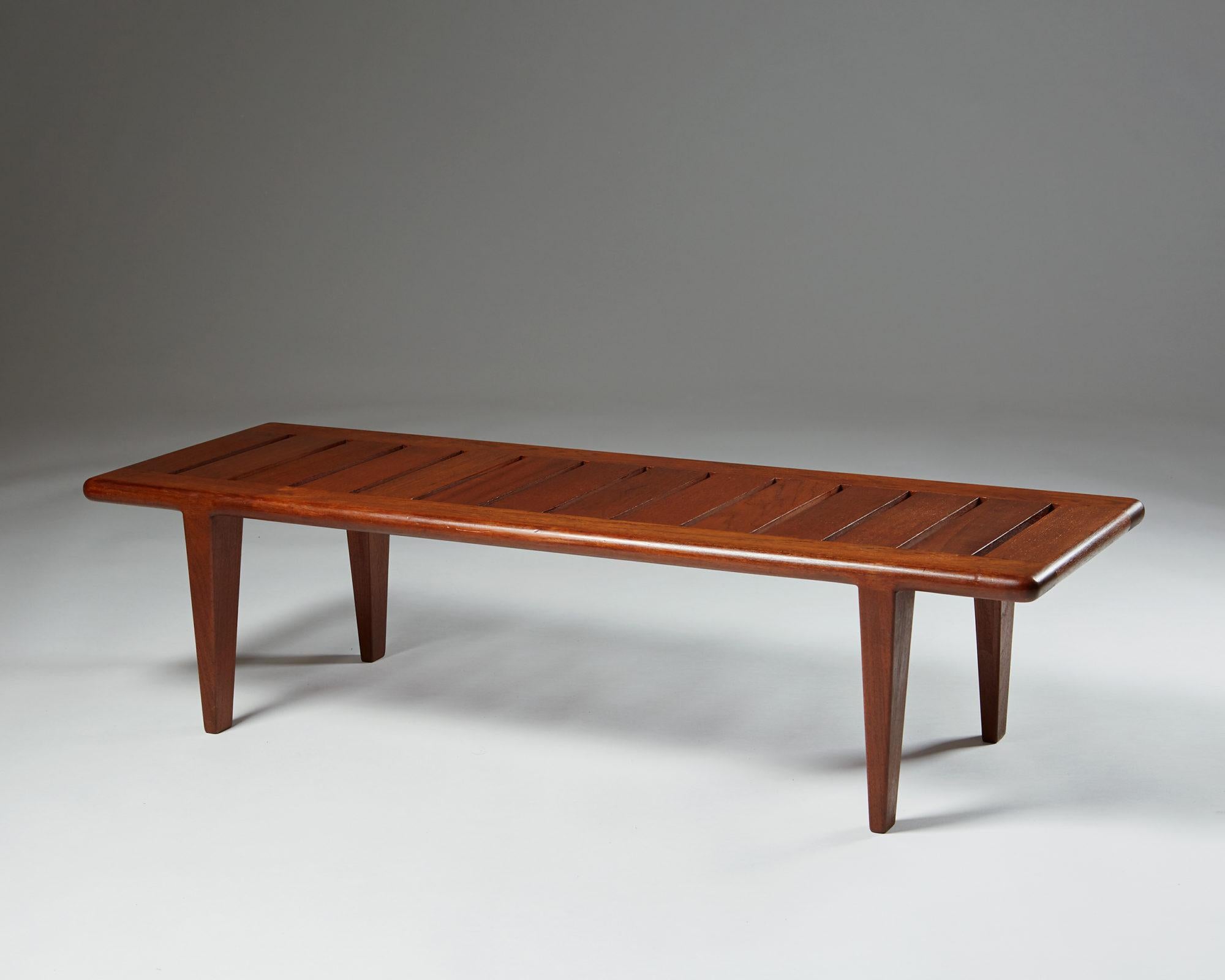 Scandinavian Modern Bench by Hans J. Wegner for Johannes Hansen, Denmark. 1950s For Sale