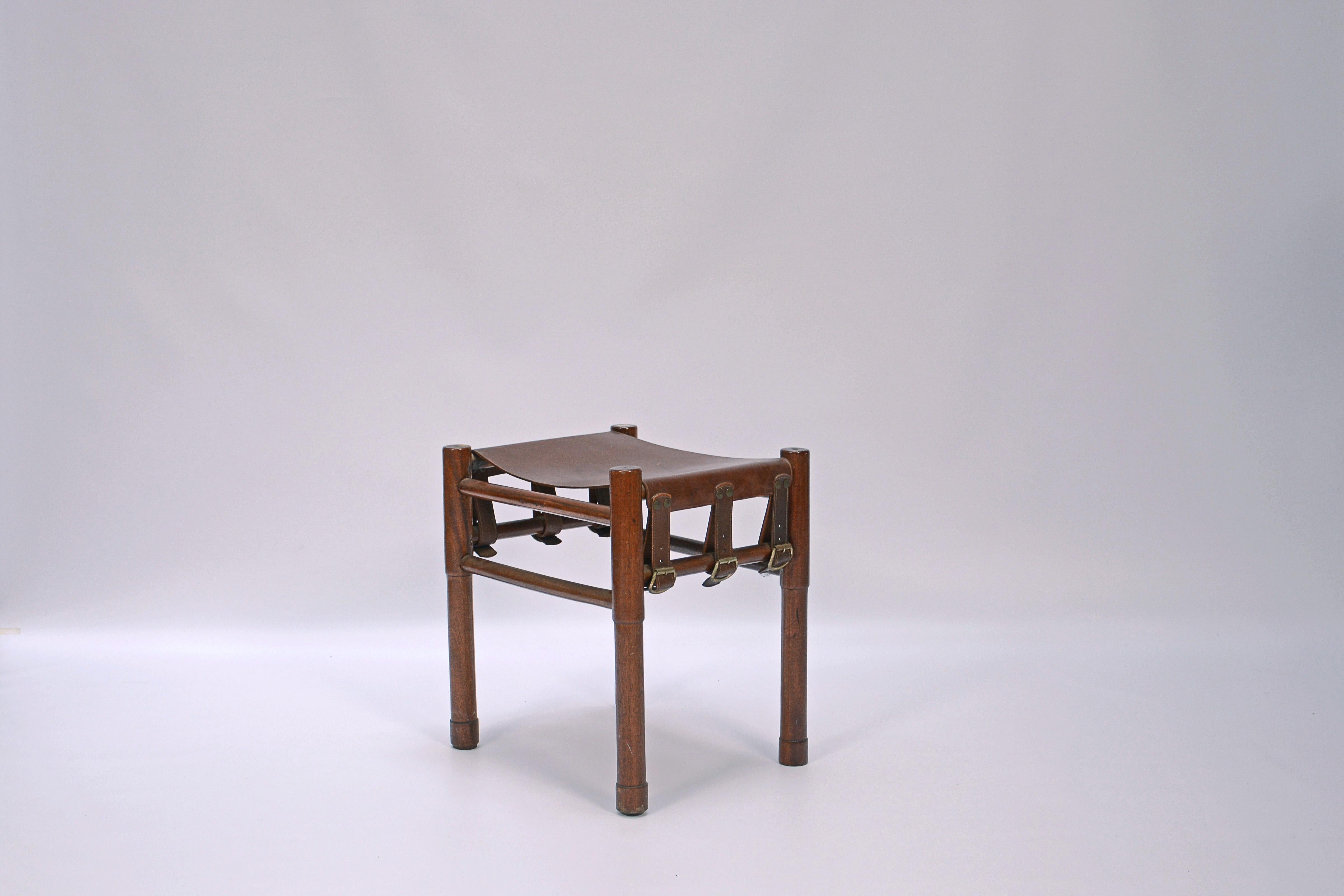 Bench designed by Jacques Adnet (1901-1984). Wood, leather straps and bruckles.

France, CIRCA 1930.