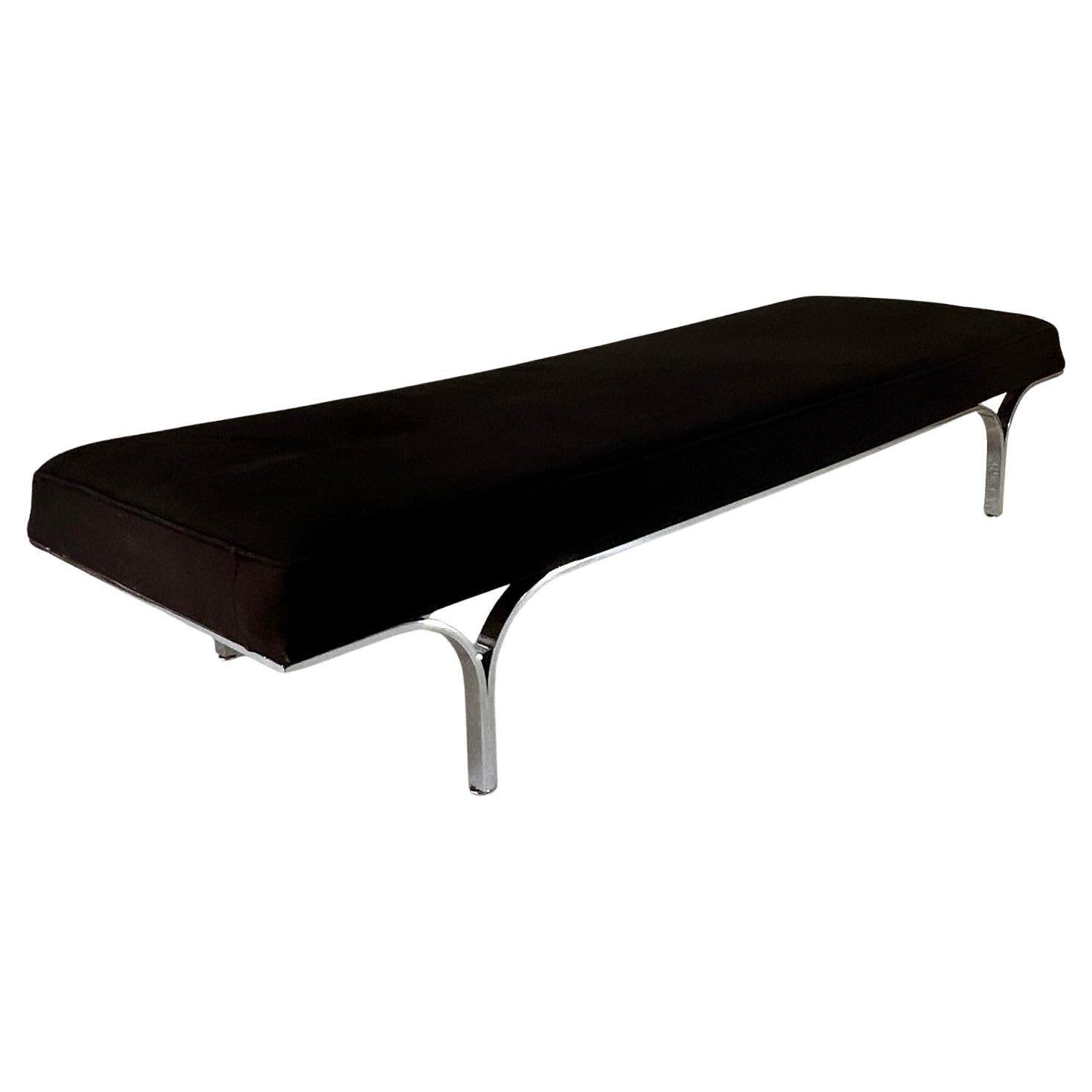 Design/One sophistiqué, facile à rembourrer et/ou à touffeter selon les besoins de l'acheteur. 84