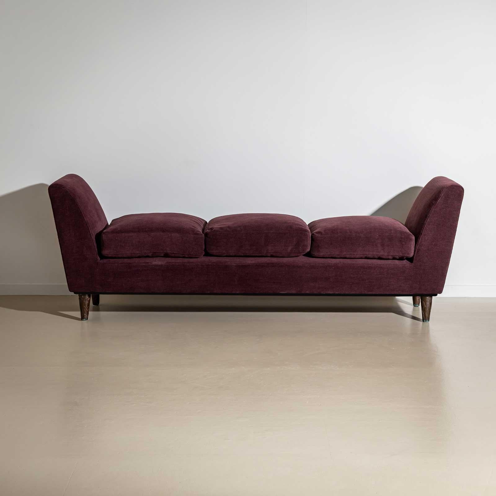 Small bench, designed by Osvaldo Borsani (Italy, 1911-1985) with side armrests and three seat cushions. The bench stands on unusually designed conical bronze feet with a floral pattern.