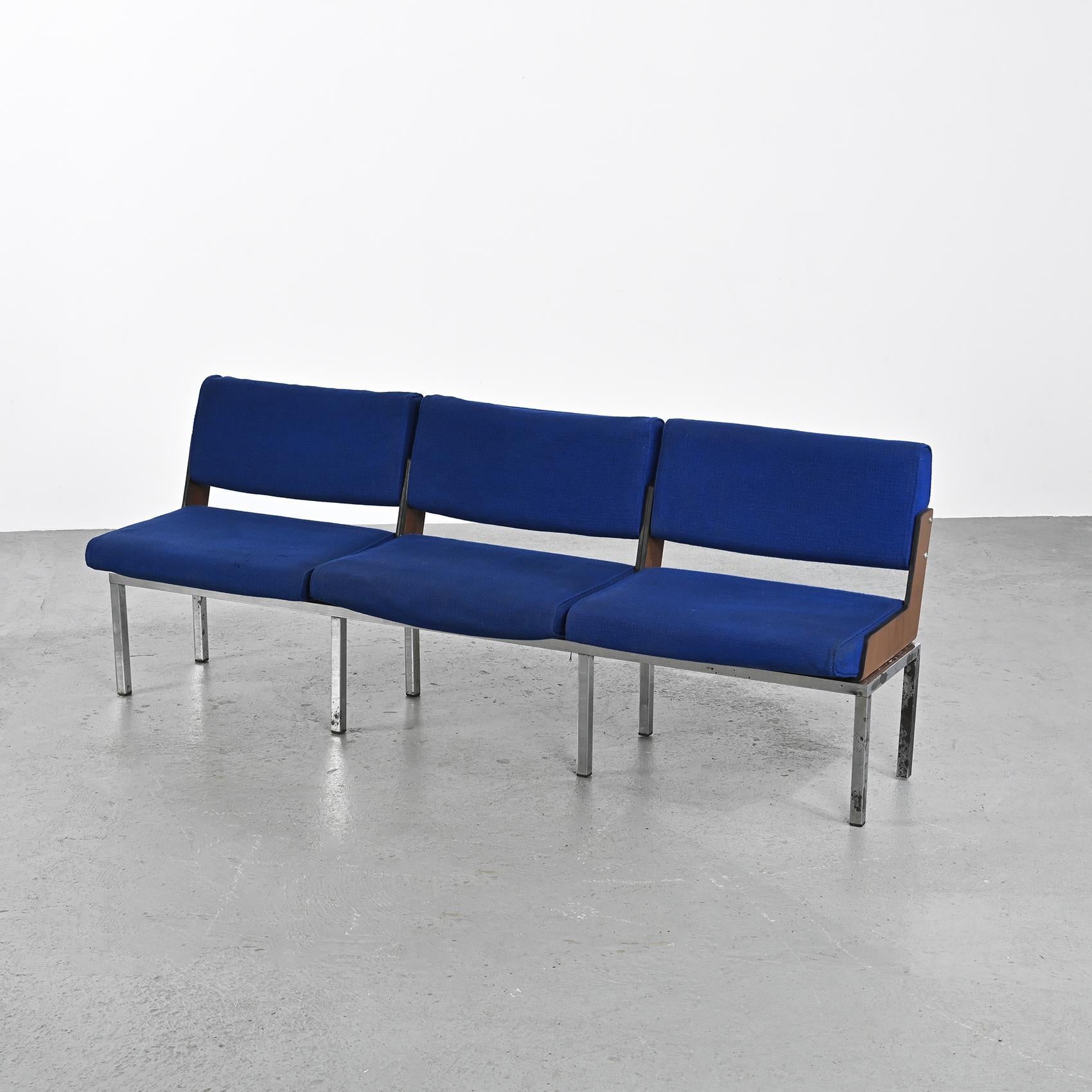 This bench, designed by the renowned French designer Roger Tallon, represents a variant of the ORCEL D 10 model.

Its chromed square tubular base provides a sturdy foundation, while the seats are cleverly connected to the backrests by sides made of