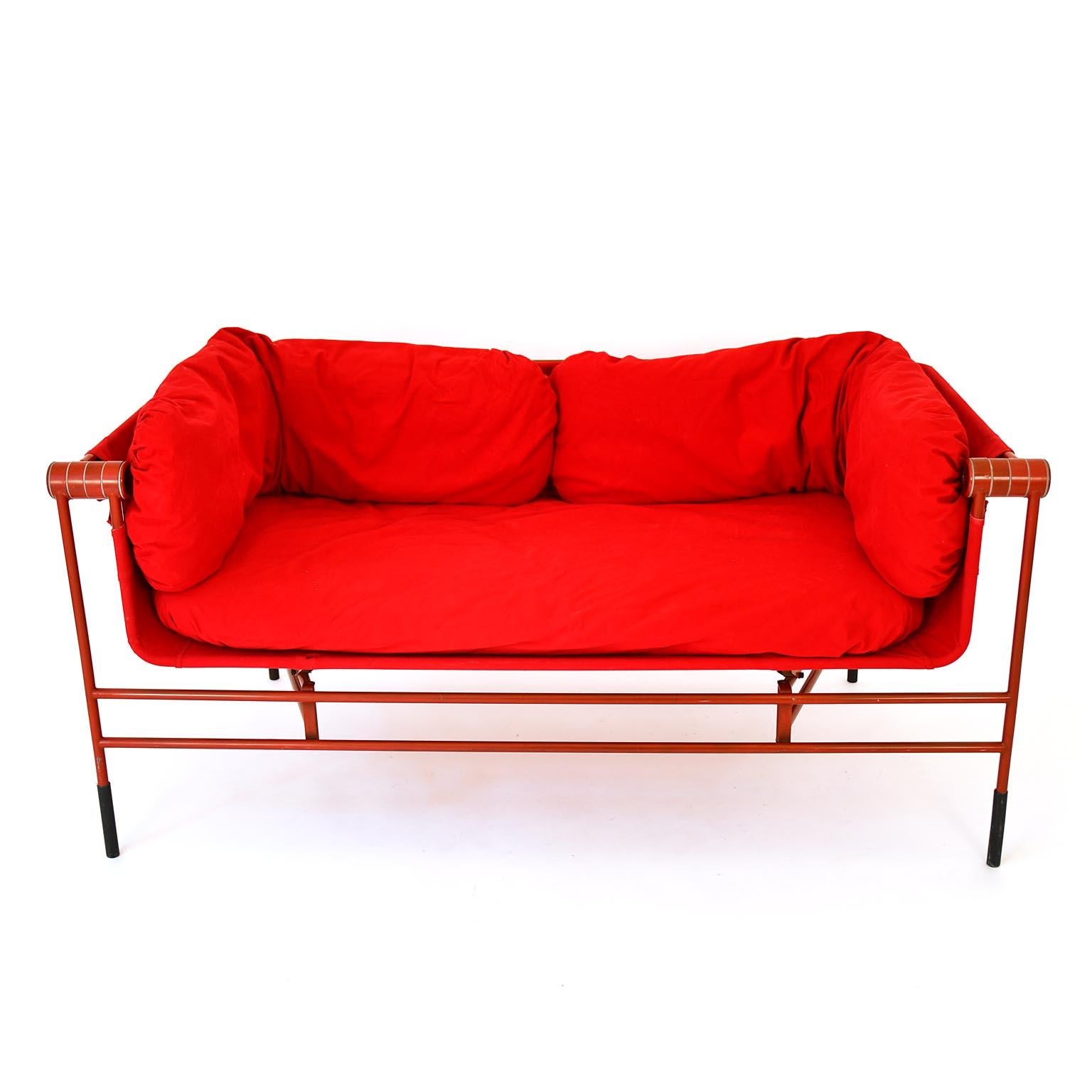 Bruno Rota designed this sofa in 1982. Made of red fabric and a metal base, it captivates with its lightness. This is where the name 