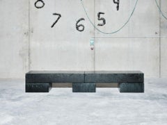 Banc en céramique contemporaine glaze vert noir carré organique