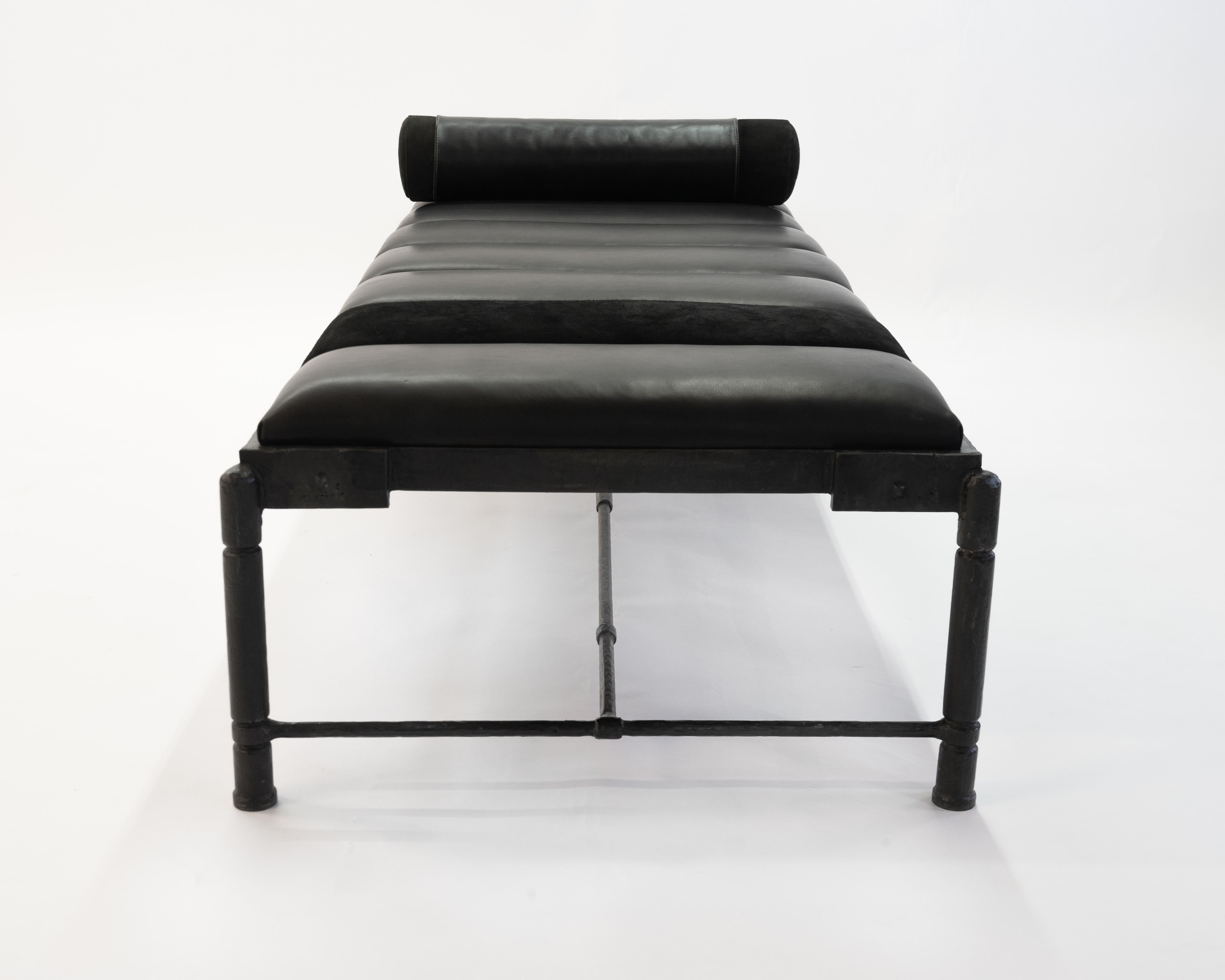 Moderne Banc/lit de repos Modern/Handmade Black Leather Modern/Contemporary Waxed Steel en vente