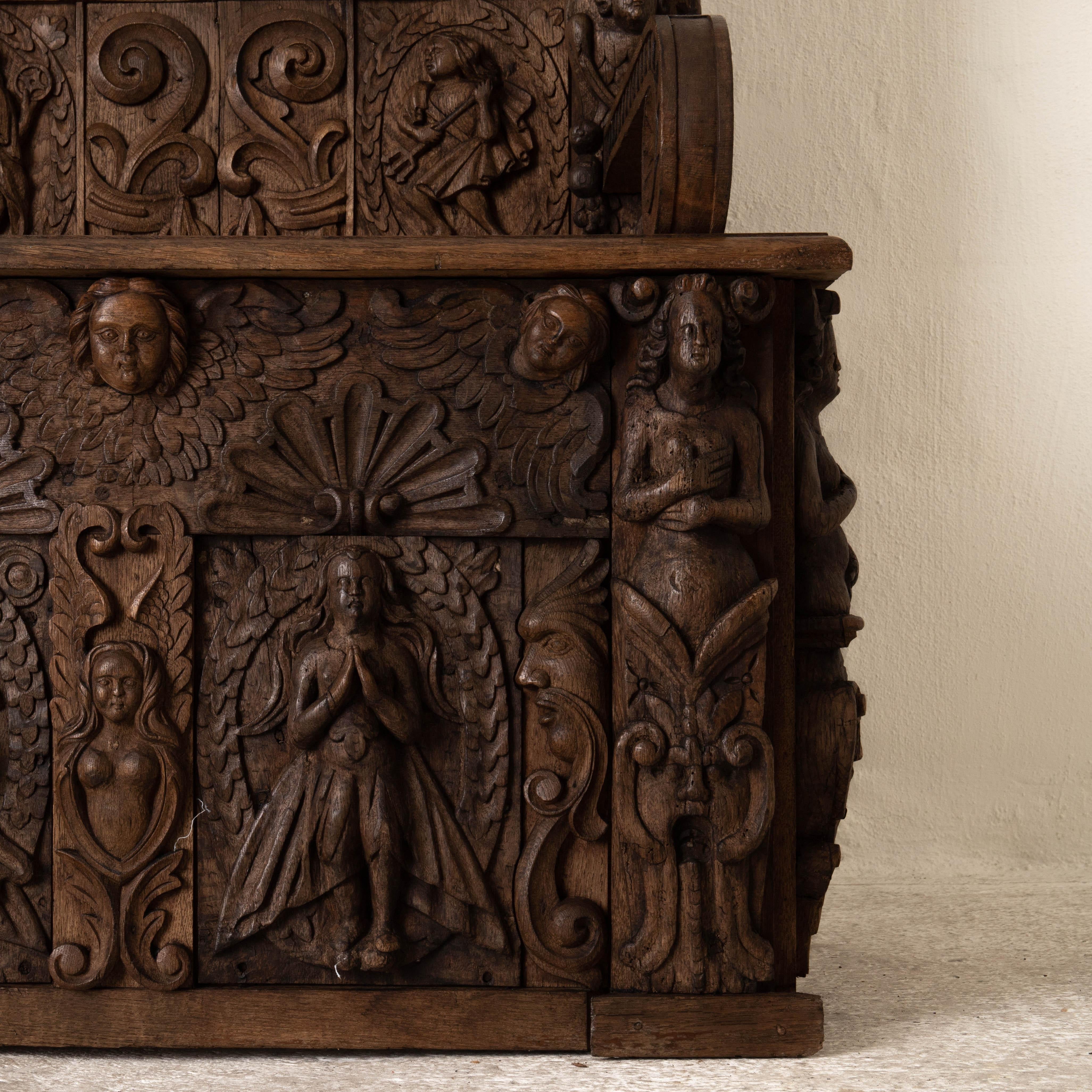 Banc sculpté européen du XVIIIe siècle - Europe rare en vente 3
