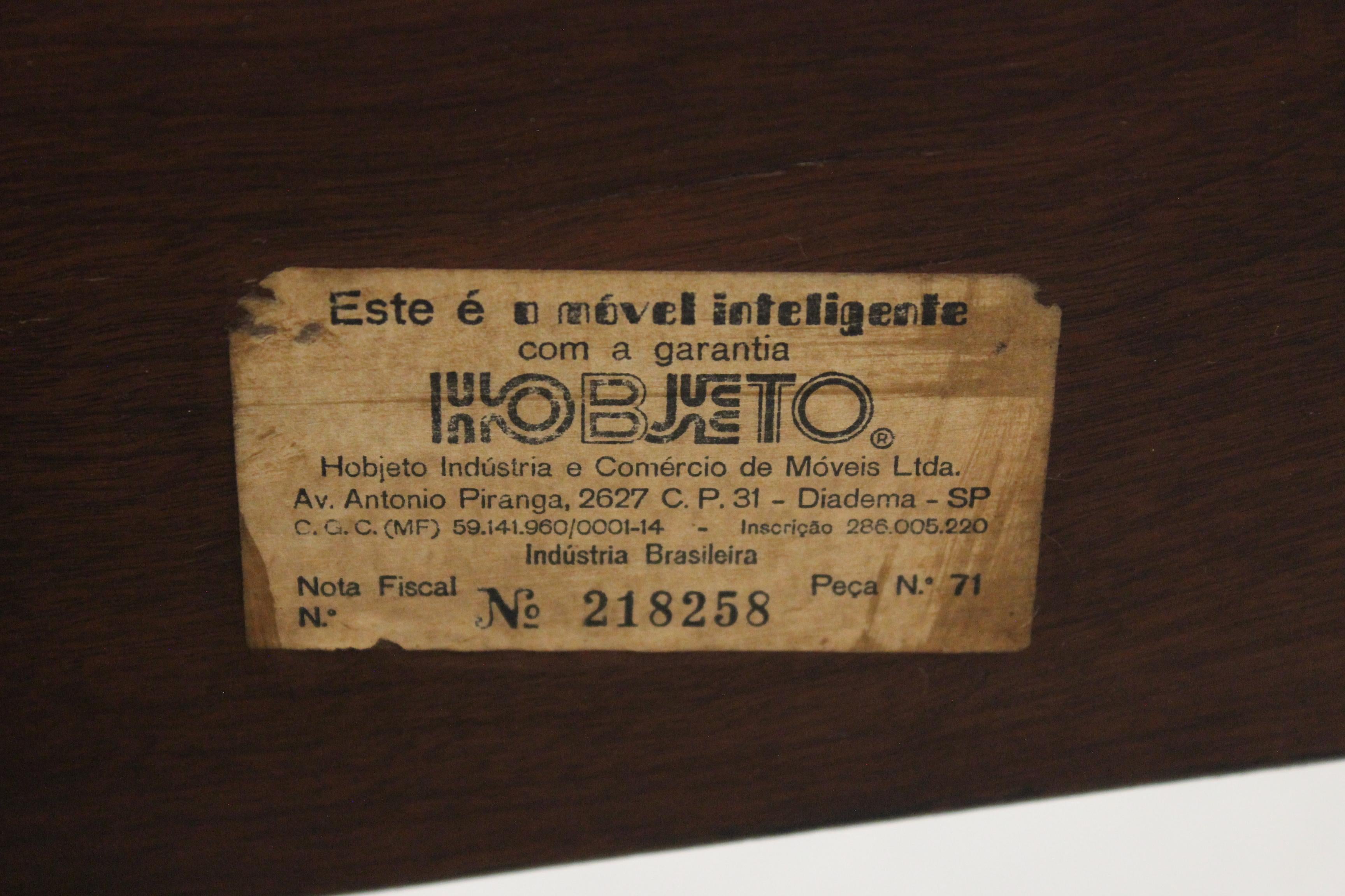 Banc en bois massif d'une importante figure moderniste brésilienne, Geraldo De Barros, avec étiquette d'origine attachée. De Barros a poursuivi son intérêt pour l'adaptation d'une esthétique concrète aux contextes industriels dans le but de