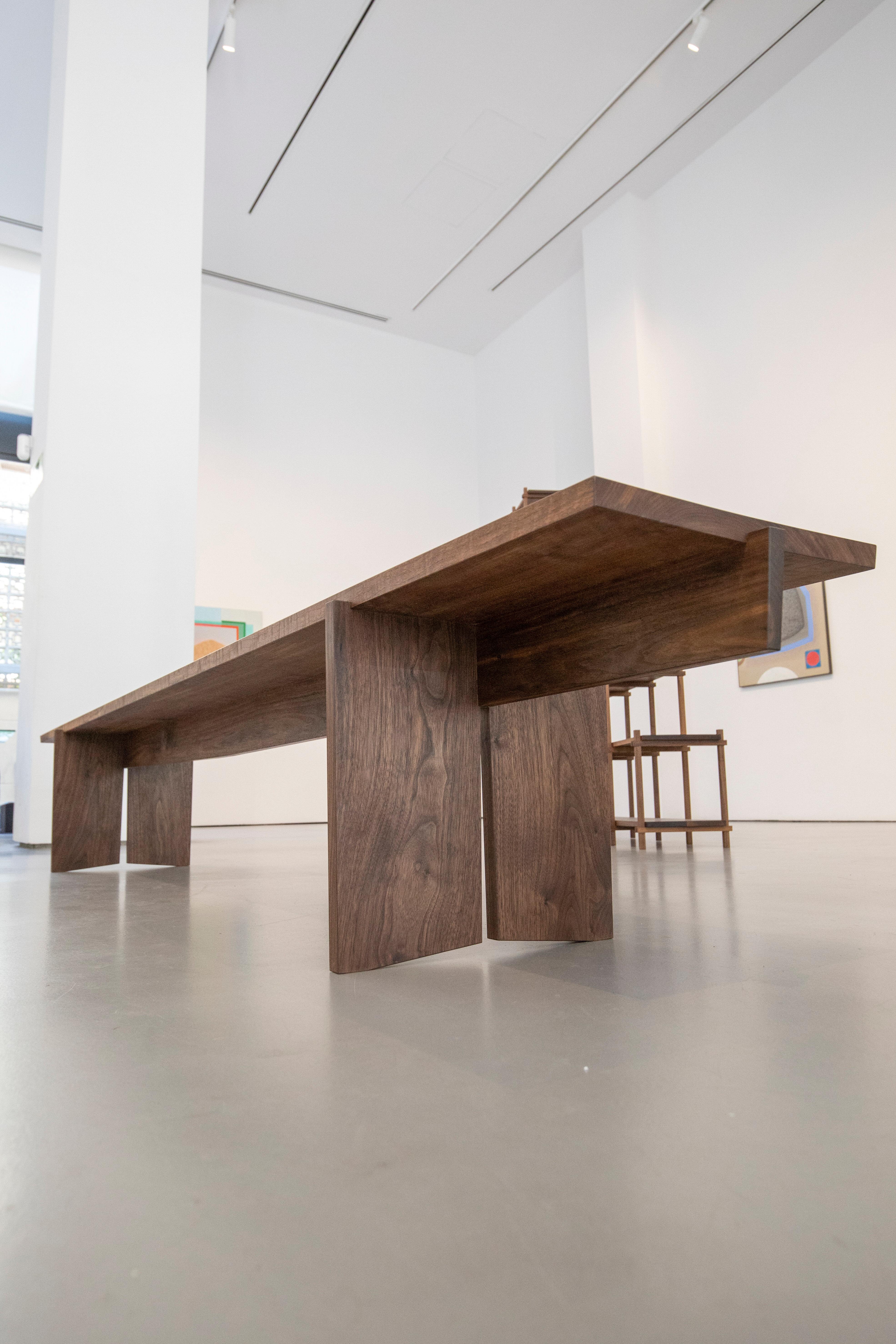 Este banco escultórico del artesano y diseñador Frank Buschmann es una celebración de la artesanía y la integridad de los materiales. Lo que hace que esta pieza sea realmente excepcional -más allá de su diseño refinado y discreto- es su singular