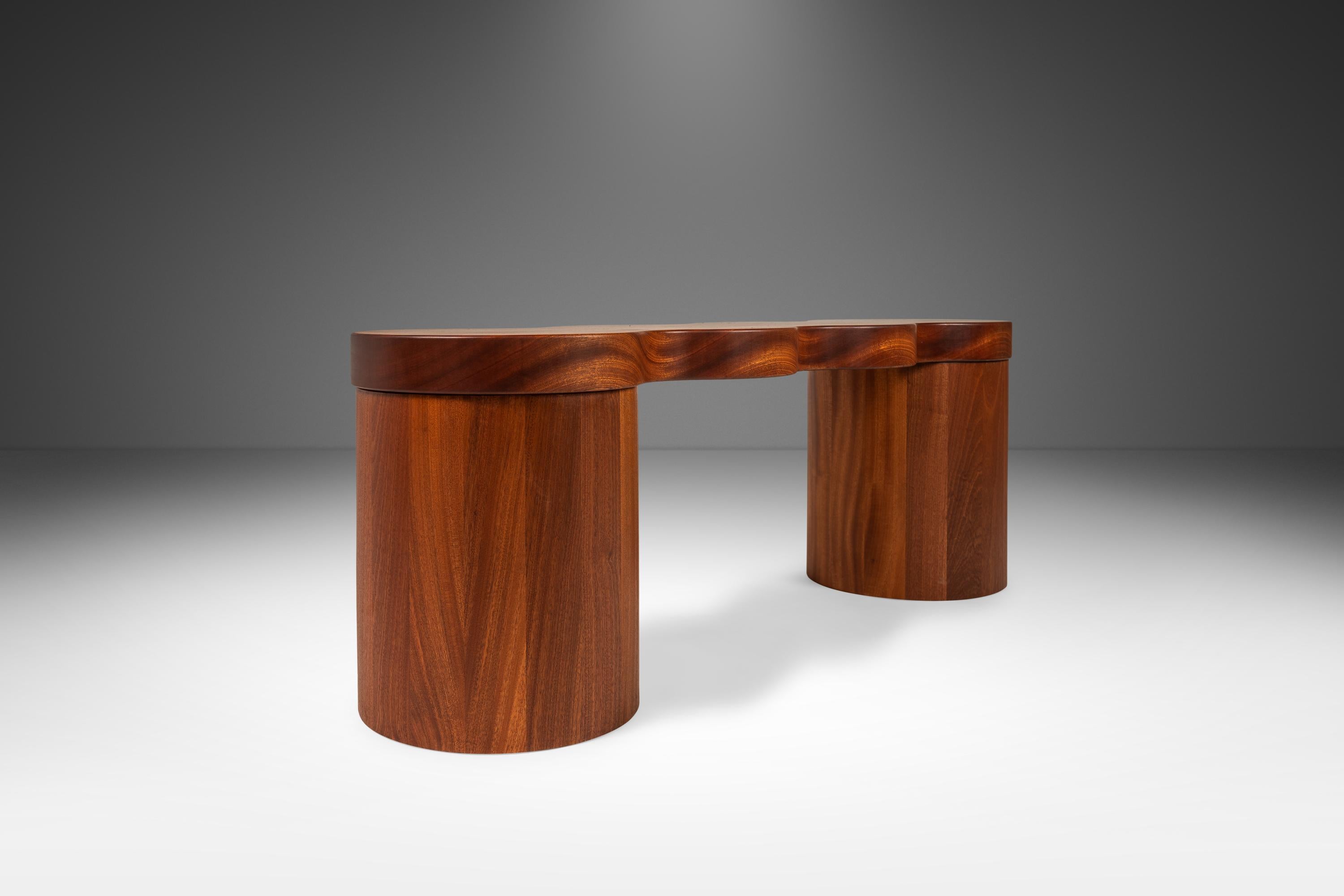 Offrez à votre intérieur une touche d'élégance organique avec ce banc unique en son genre signé Mark LeBlanc. Fabriqué de main de maître à partir d'un morceau rare et intentionnellement sourcé d'acajou africain Sapele de 3 pouces d'épaisseur, ce