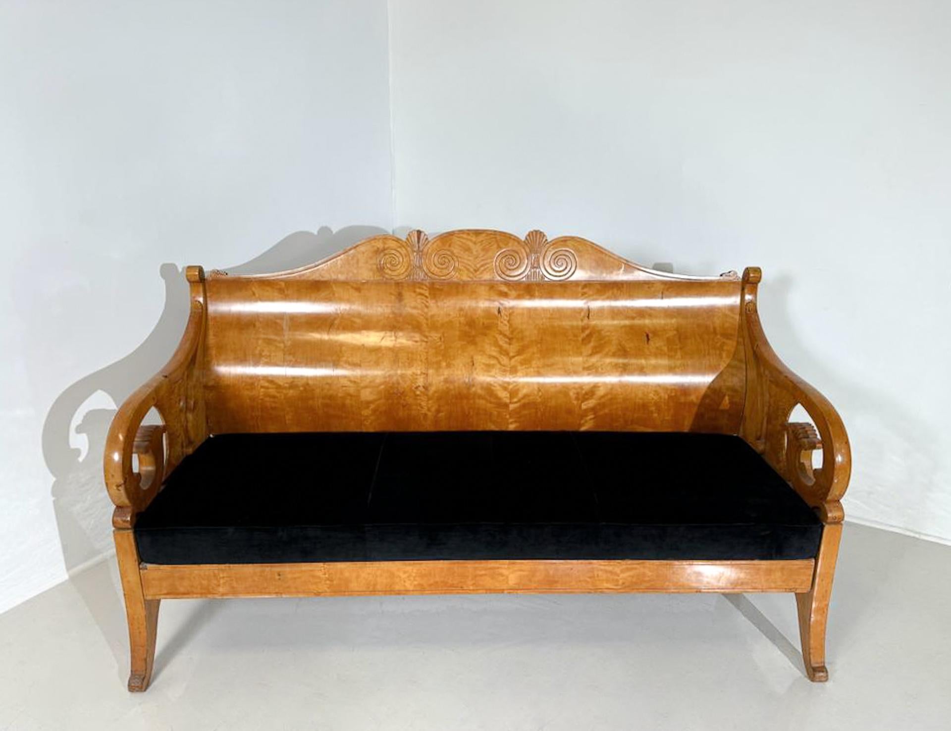 Bench in Birch Veneer, Russia, Early 19th Century In Good Condition For Sale In Brussels, BE