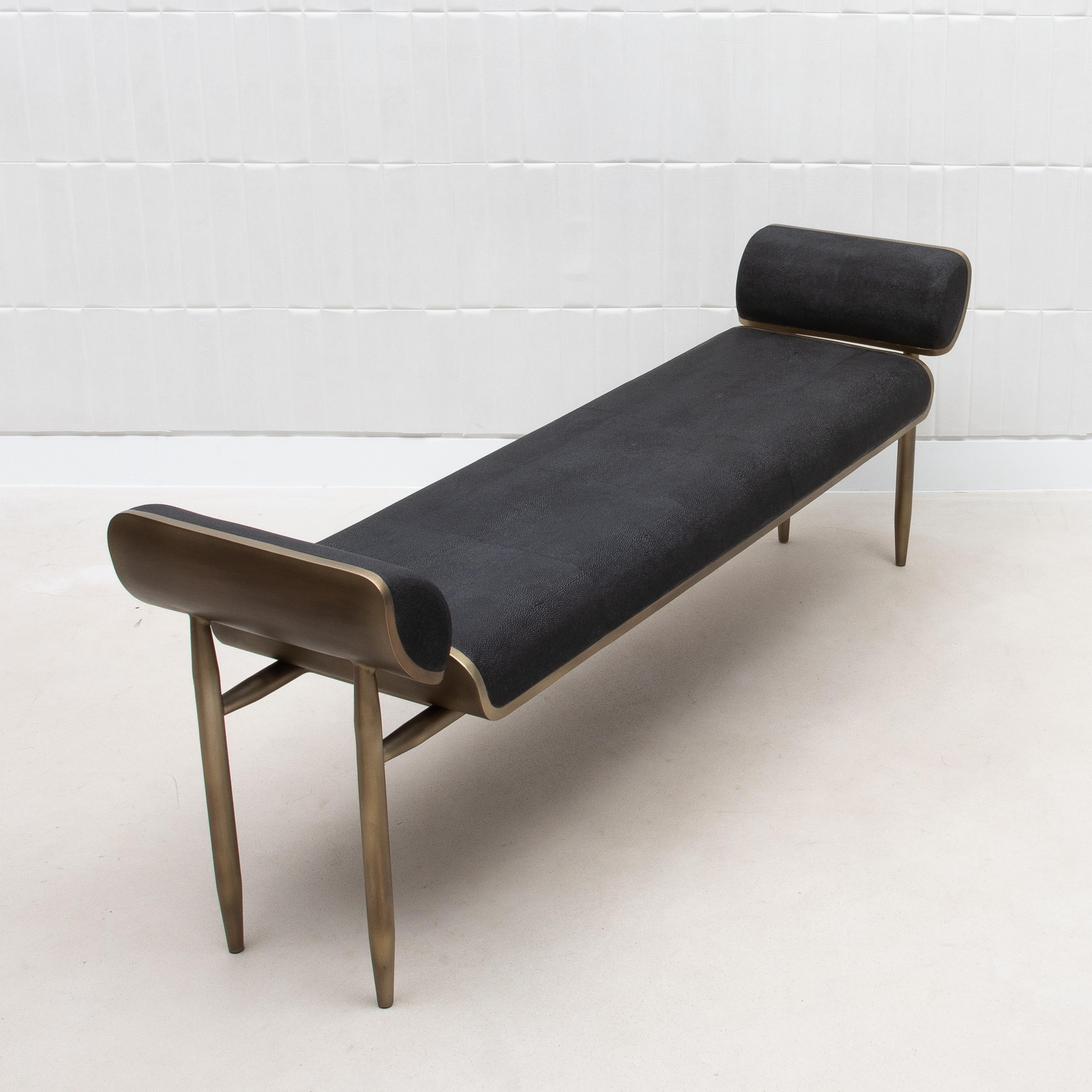 Banc en galuchat noir et laiton patiné bronze par Kifu Paris en vente