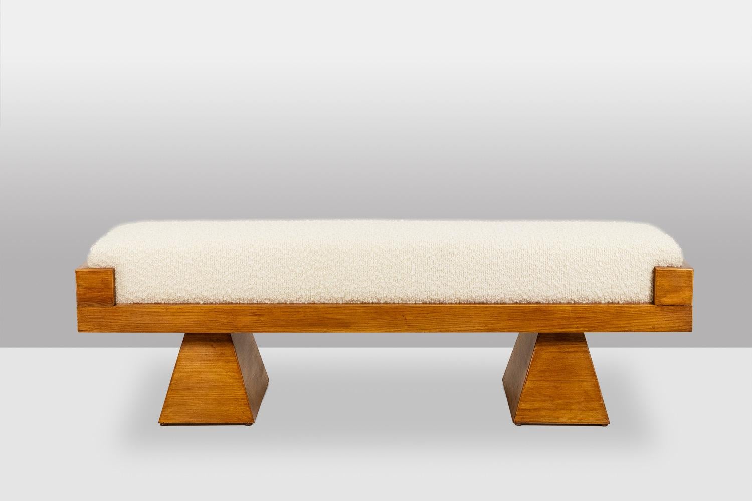 Banc en frêne blond avec une assise garnie de tissu bouclé de couleur crème.

Travail artisanal italien contemporain en petites séries.

Dimensions : H 50 x L 160 x P 47 cm : H 50 x L 160 x P 47 cm.

Référence : LS6502908Y