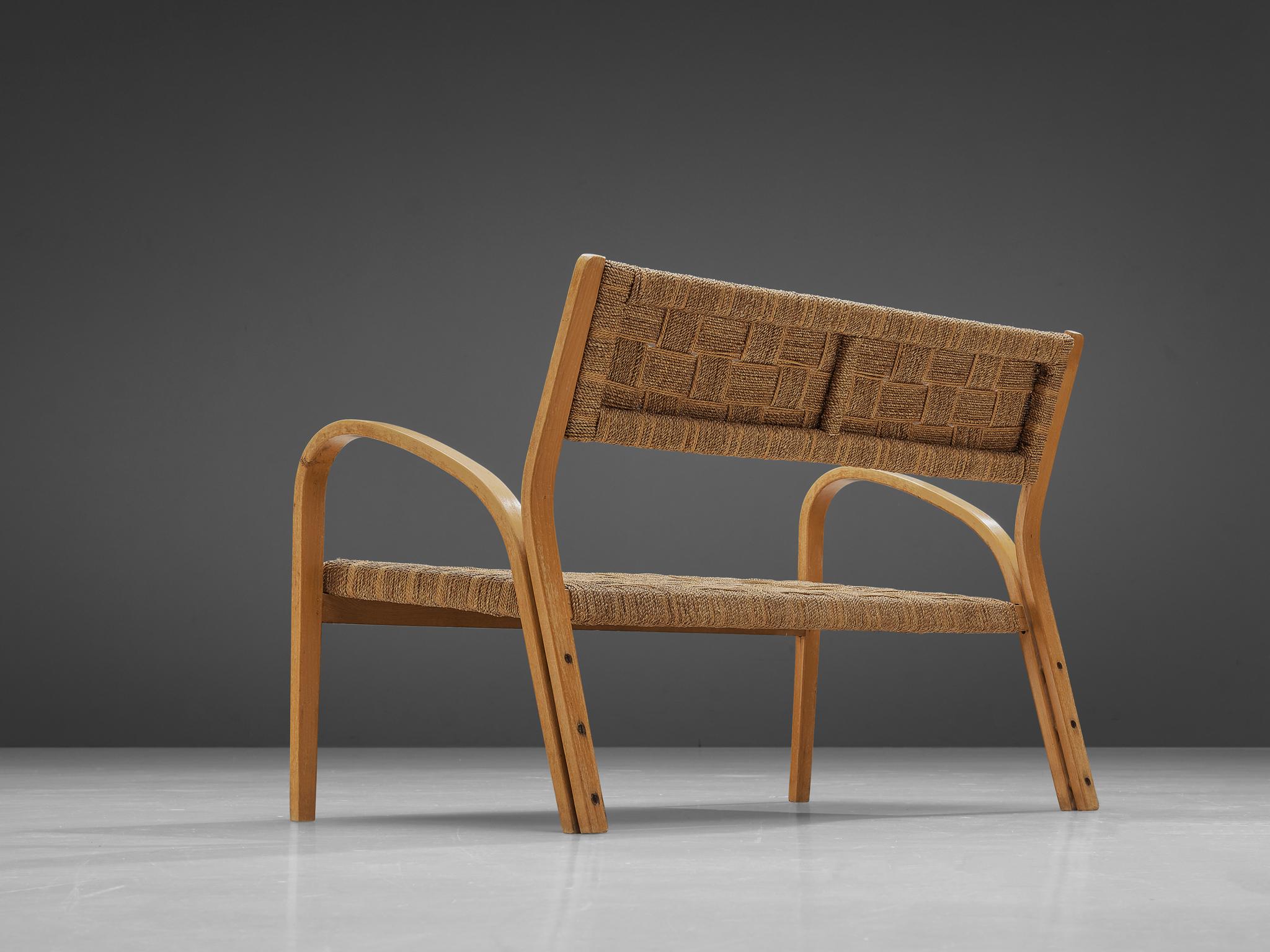 Panchina, Beeche, paglia intrecciata, Italia, anni '40 

Un design ben realizzato che presenta una cornice in legno con un bordo meticolosamente ornato da paglia intrecciata. La cornice elegantemente piegata cattura lo sguardo e le proprietà