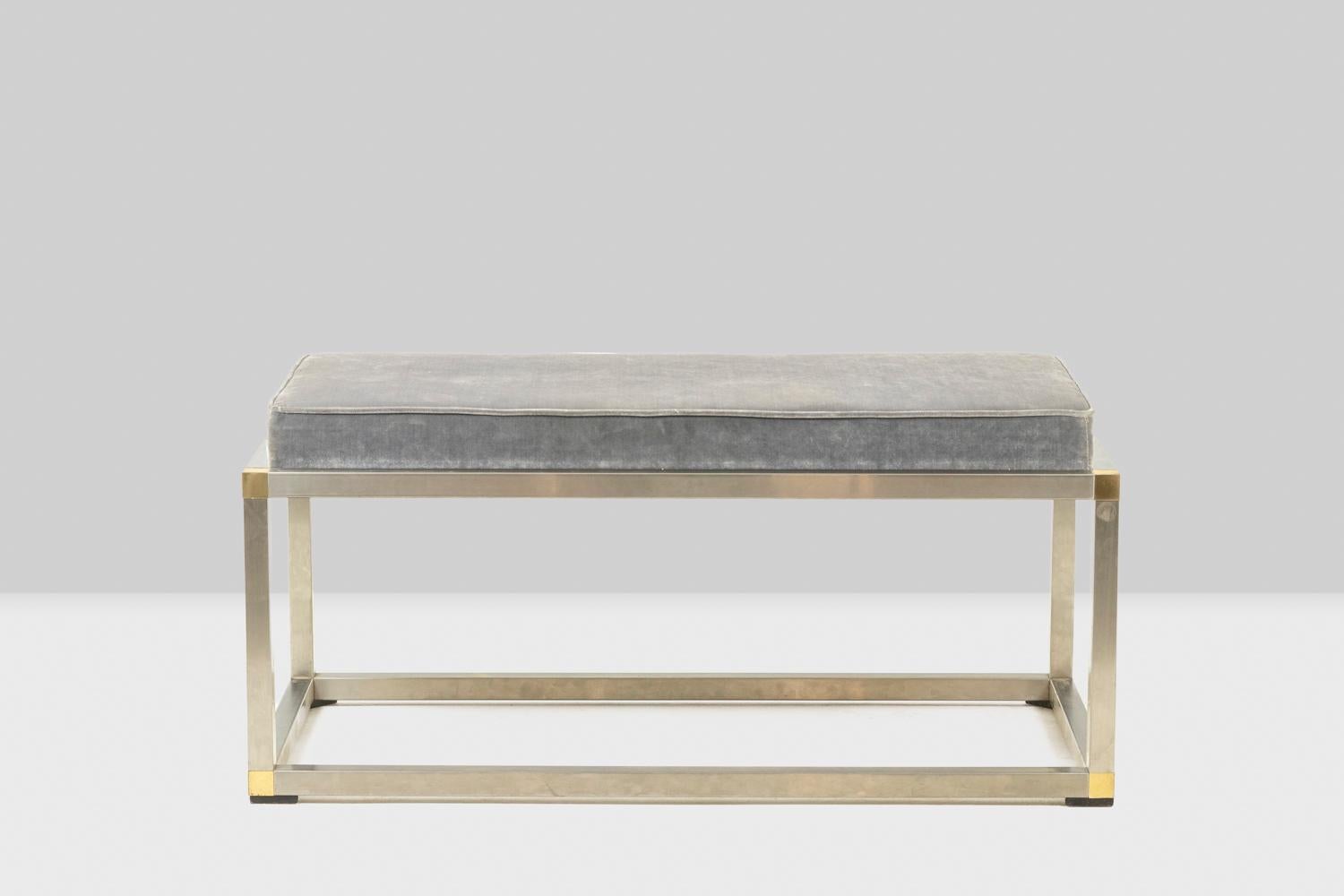 Bench in brushed metal, gold and silver, rectangular in shape. Blue velvet seat.

Work realized in the 1970s.