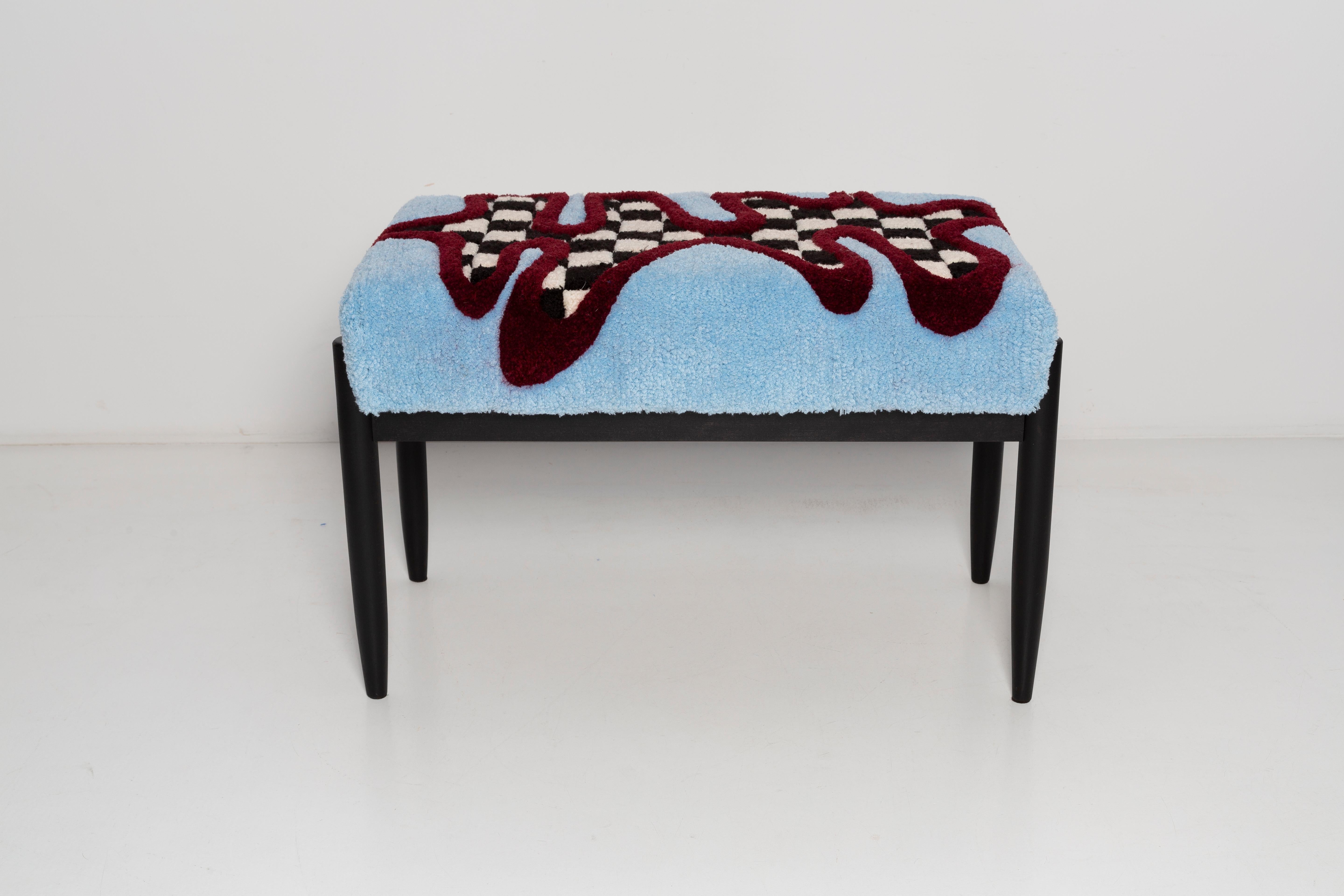 Banc contemporain inspiré du style des années 1960. Le banc se compose d'une partie rembourrée, d'une assise et de pieds en bois rétrécissant vers le bas, caractéristiques du style des années 1960.

Bench a été conçu par Vintola Studio, une marque