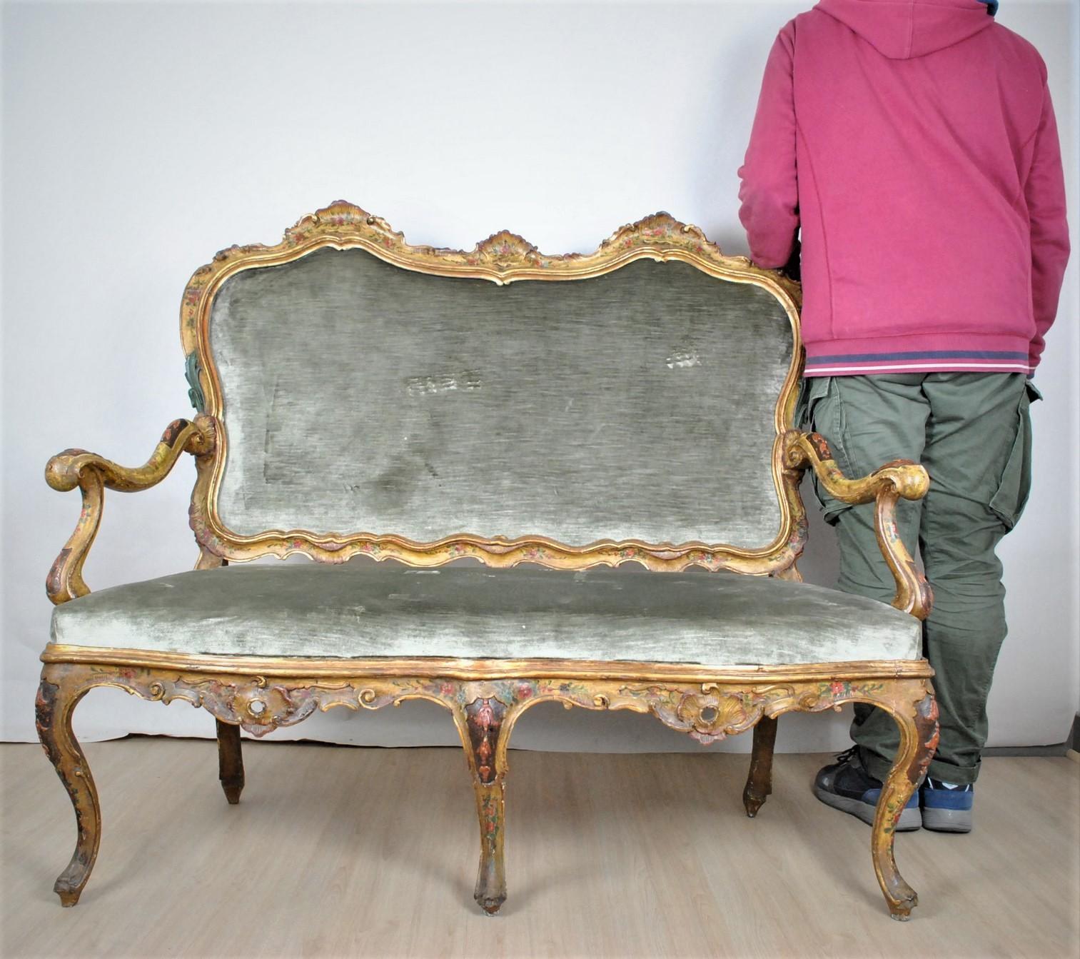 Bench in lacquered and gilded wood, decoration of flowers and foliage on a yellow/sand background.

The backrest with frame and the seat are removable: they are covered with a short velvet in green/khaki tones (clean but marked)

Good condition