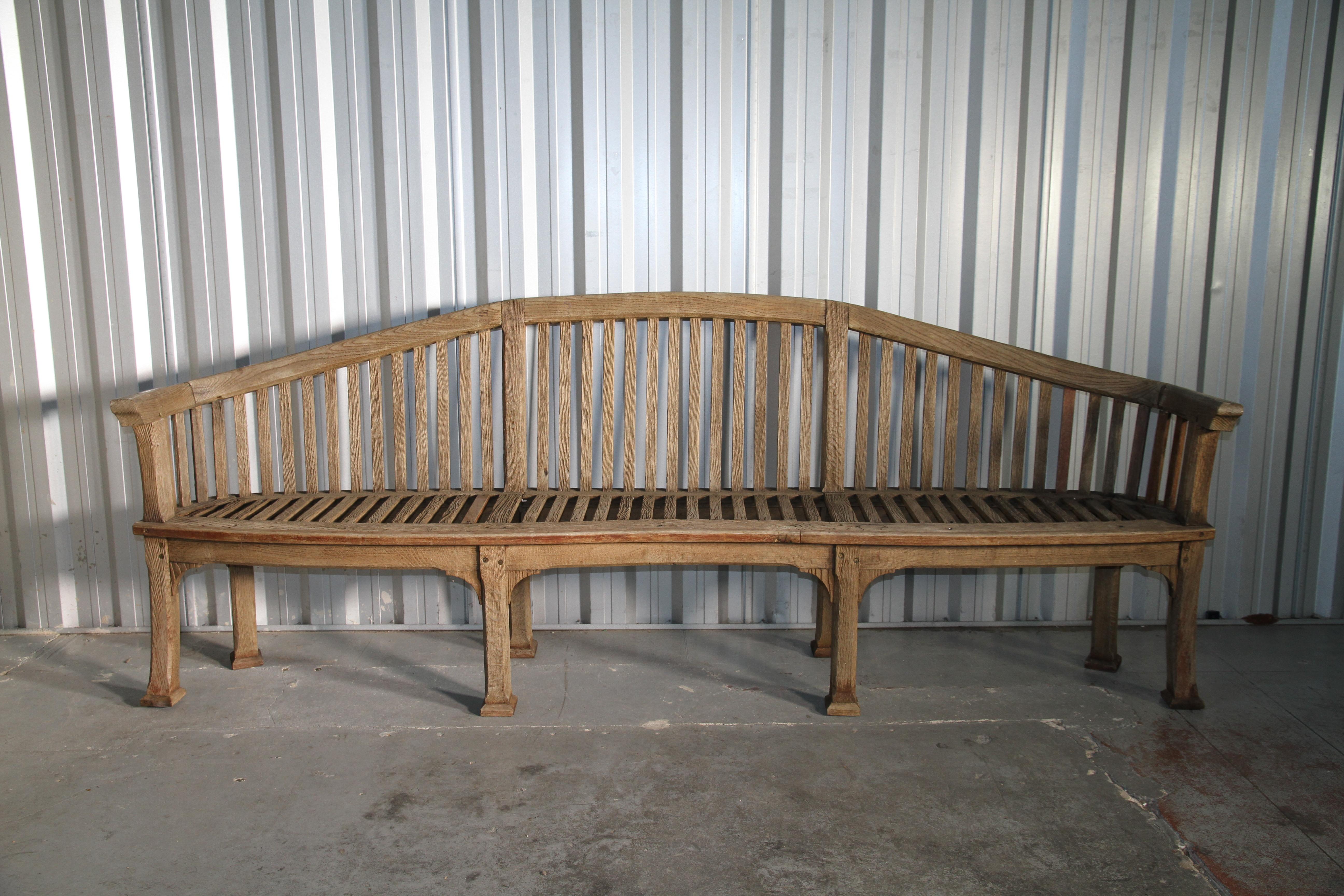 Un banco de los años 20 fabricado en madera maciza de morera, esta pieza captura la tranquila elegancia del diseño de principios del siglo XX. Su armazón alargado y su respaldo de finas lamas confieren al banco una sensación de claridad visual y