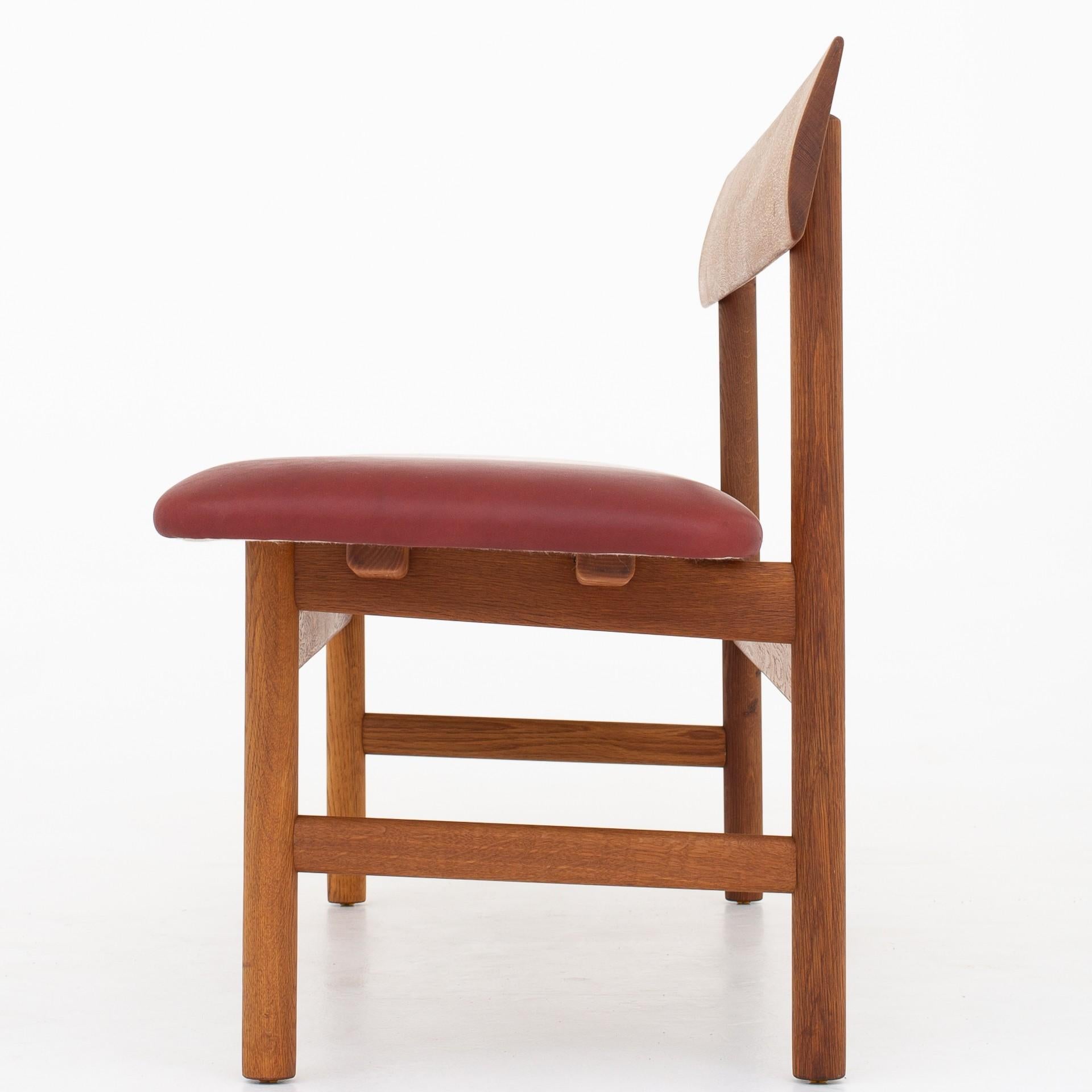 BM 3171, bench in patinated oak with new seat in Elegance Indian red leather. Maker Fredericia Furniture.