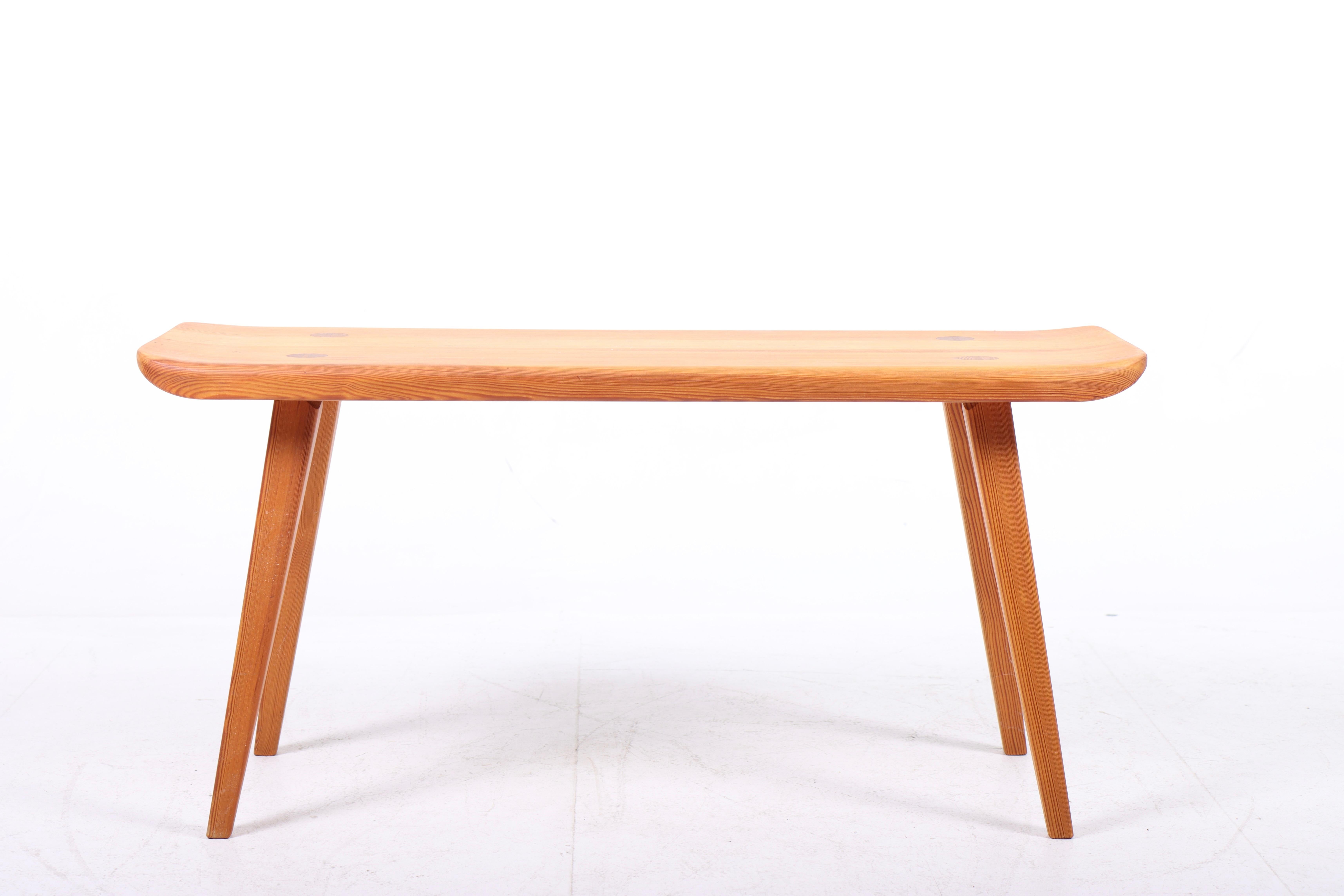 Bench in Scandinavian solid pine. Designed by Carl Malmsten, 1960s. Great original condition.