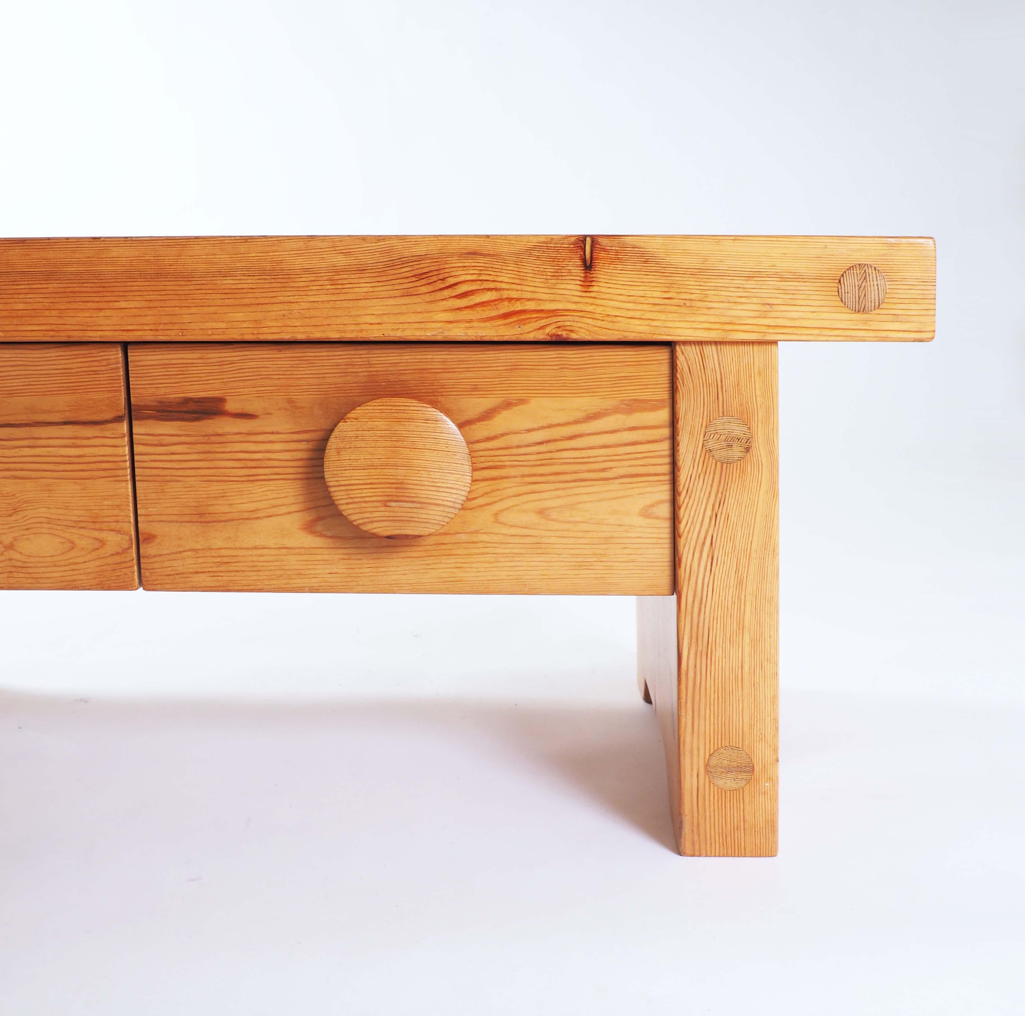 Scandinavian Modern Bench in heavy and solid Pine made by Fröseke, furniture maker in Sweden, 1970s For Sale