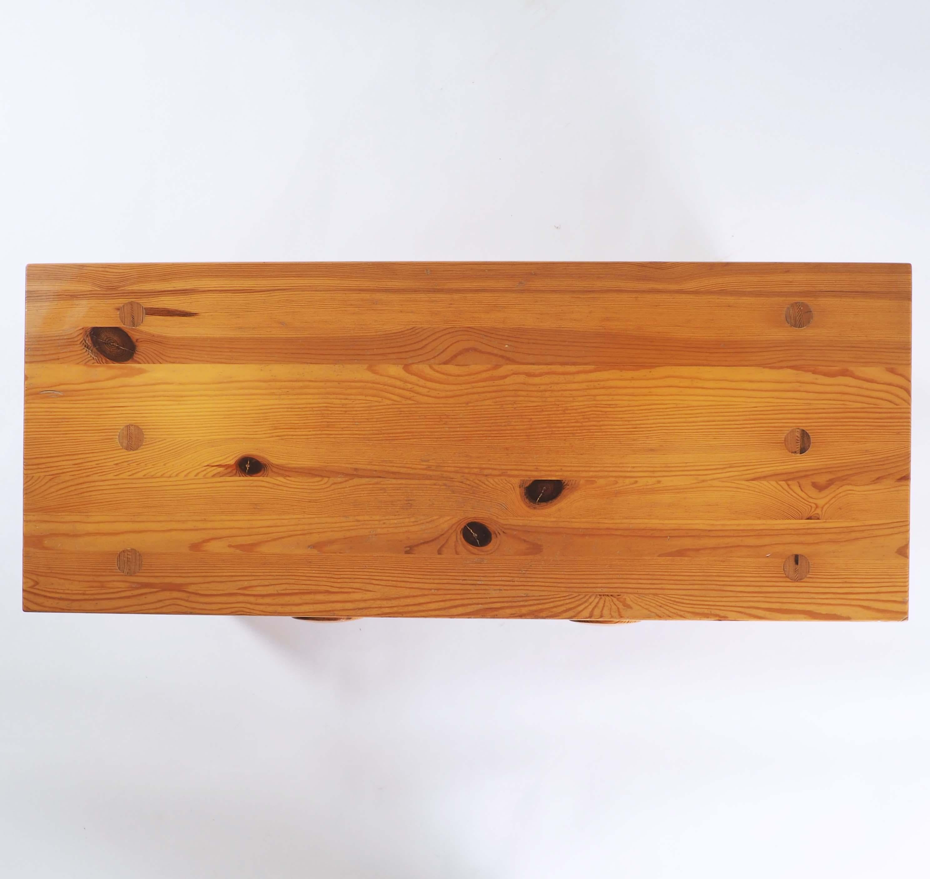 Bench in heavy and solid Pine made by Fröseke, furniture maker in Sweden, 1970s In Good Condition For Sale In Goteborg, SE