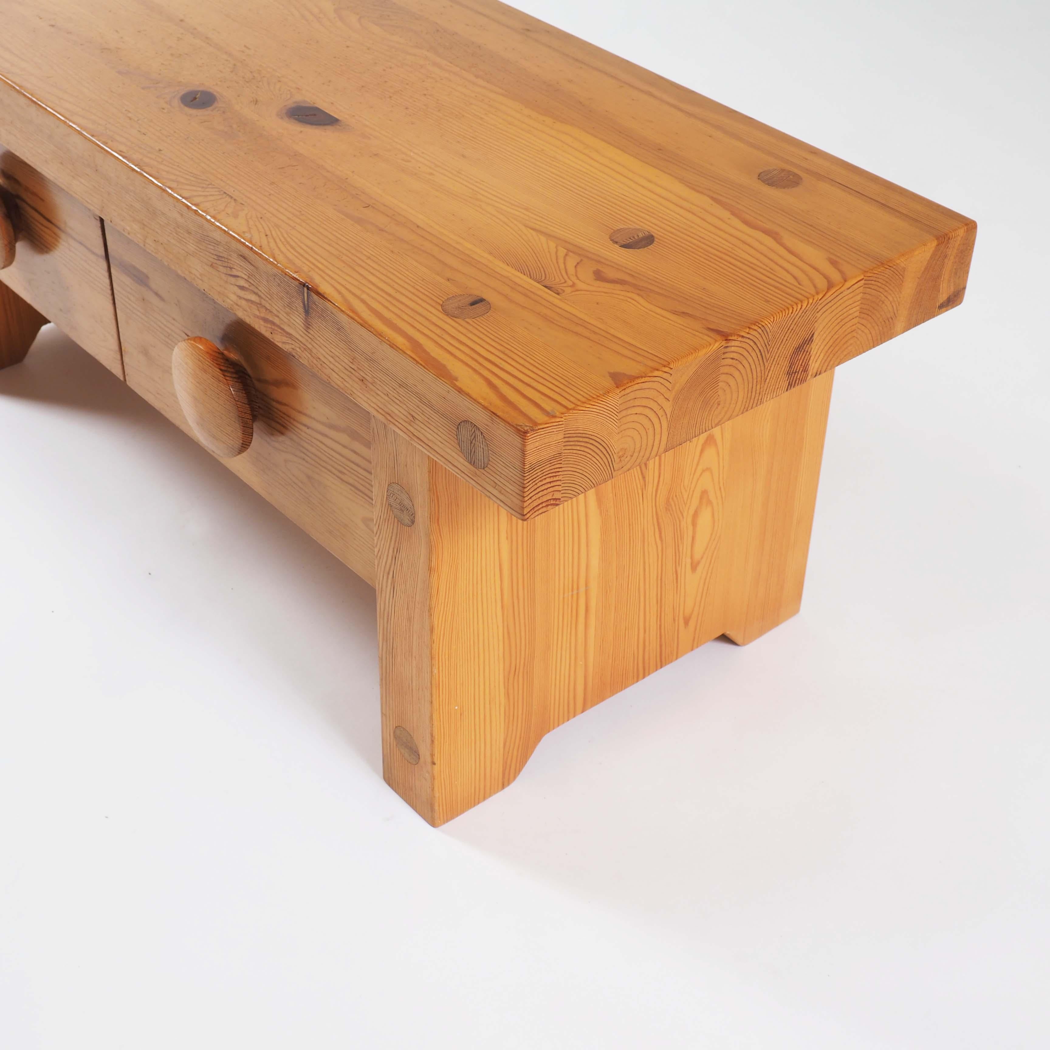 Banco de Pino macizo y pesado fabricado por Fröseke, fabricante de muebles en Suecia, años 70 en venta 1