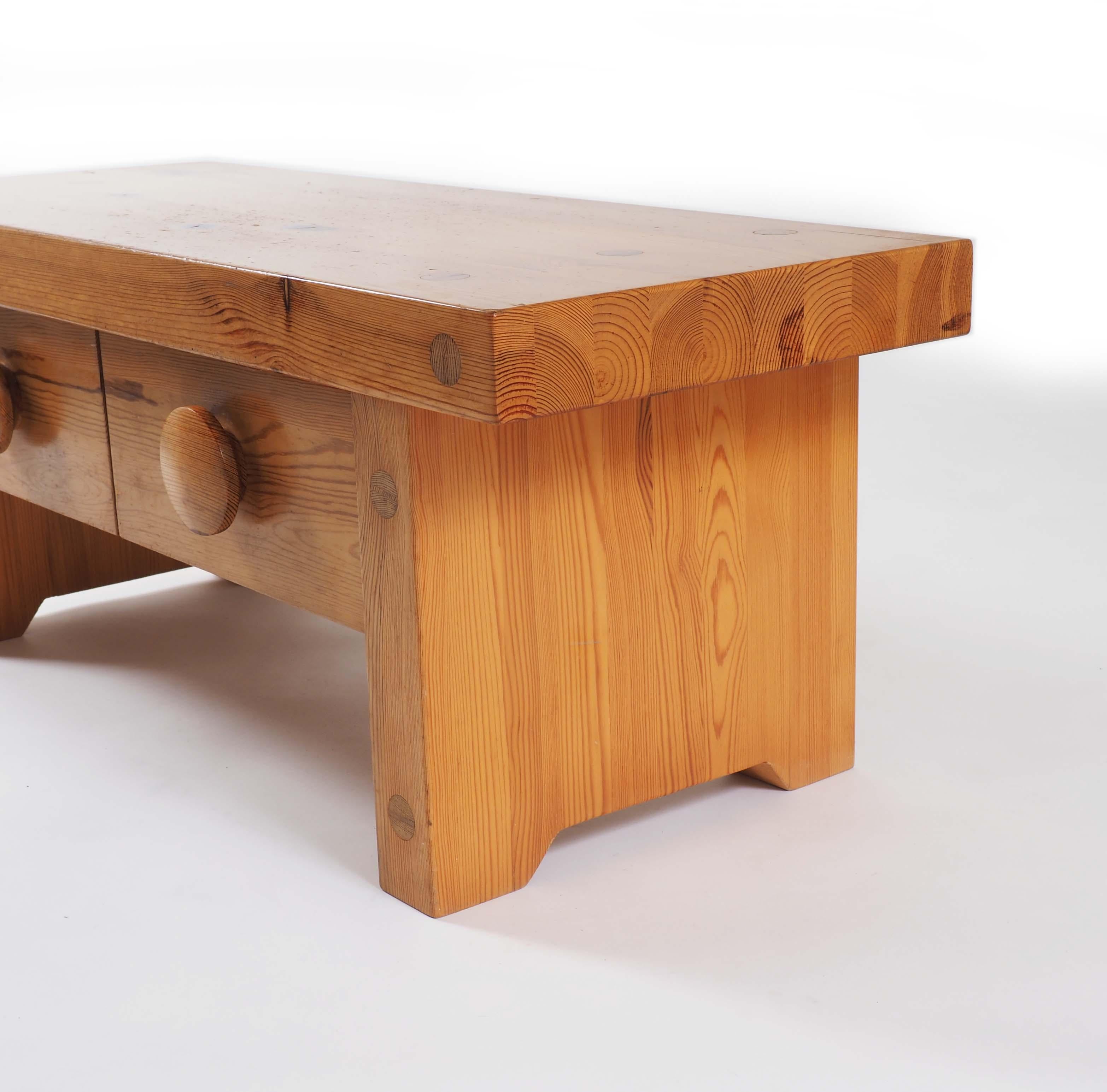 Bench in heavy and solid Pine made by Fröseke, furniture maker in Sweden, 1970s For Sale 3