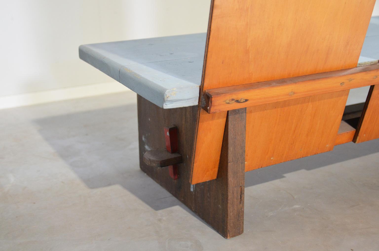 Wooden Bench in the Manner of Dutch De Stijl designer Gerrit Rietveld In Good Condition In RHEEZERVEEN, Overijssel