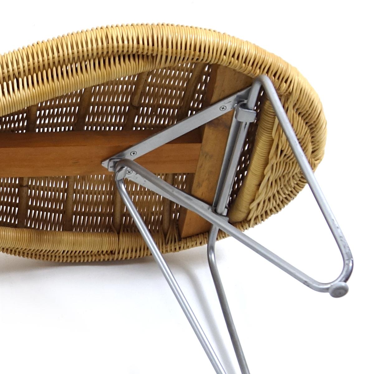 Bench in the Shape of a Peeling Peanut Made of Rattan, Wood and Stainless Steel For Sale 4