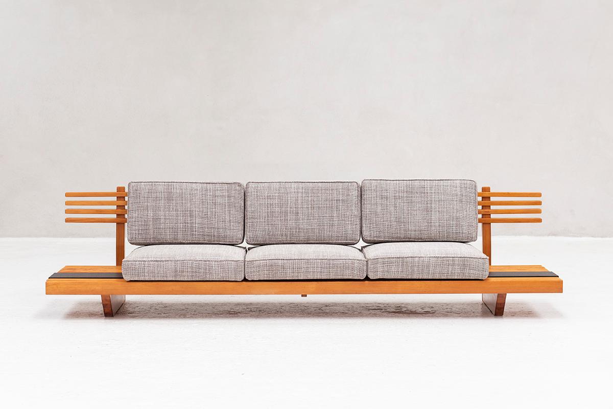 Japanese bench designed in the style of Charlotte Perriand, Japanese design. The piece is made of pine wood slots, which rest on an L-shaped structure. The bench features an inlay in black slate and 6 newly upholstered cushions in Buvetex Boogie II.