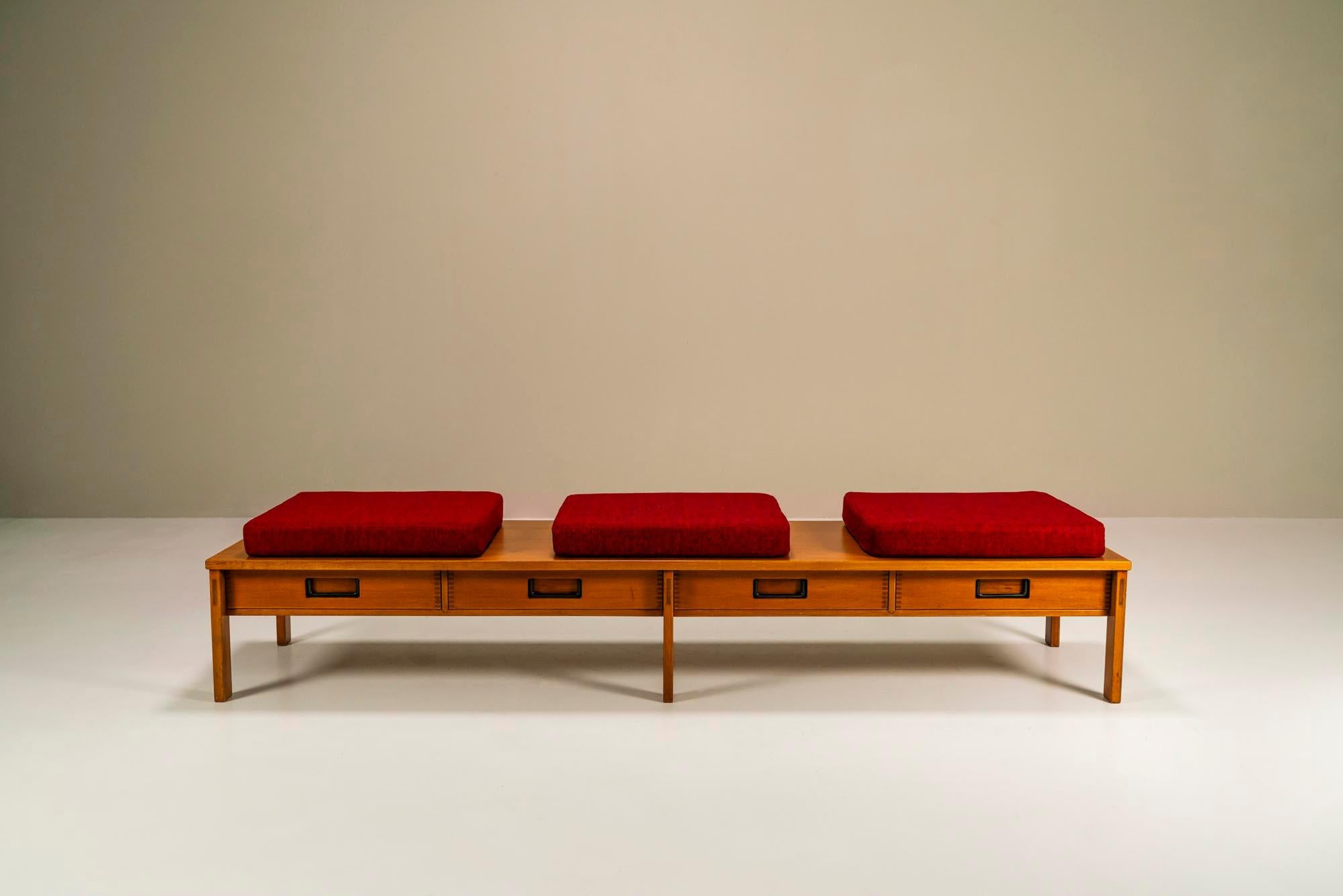 In the period 1957 and 1957, Gianfranco Frattini designed complete furniture for the, also Italian, label Cantieri Carugati. He partly completed this together with the designer Franco Bettonica and was progressive due to the sleek shapes, lightness,