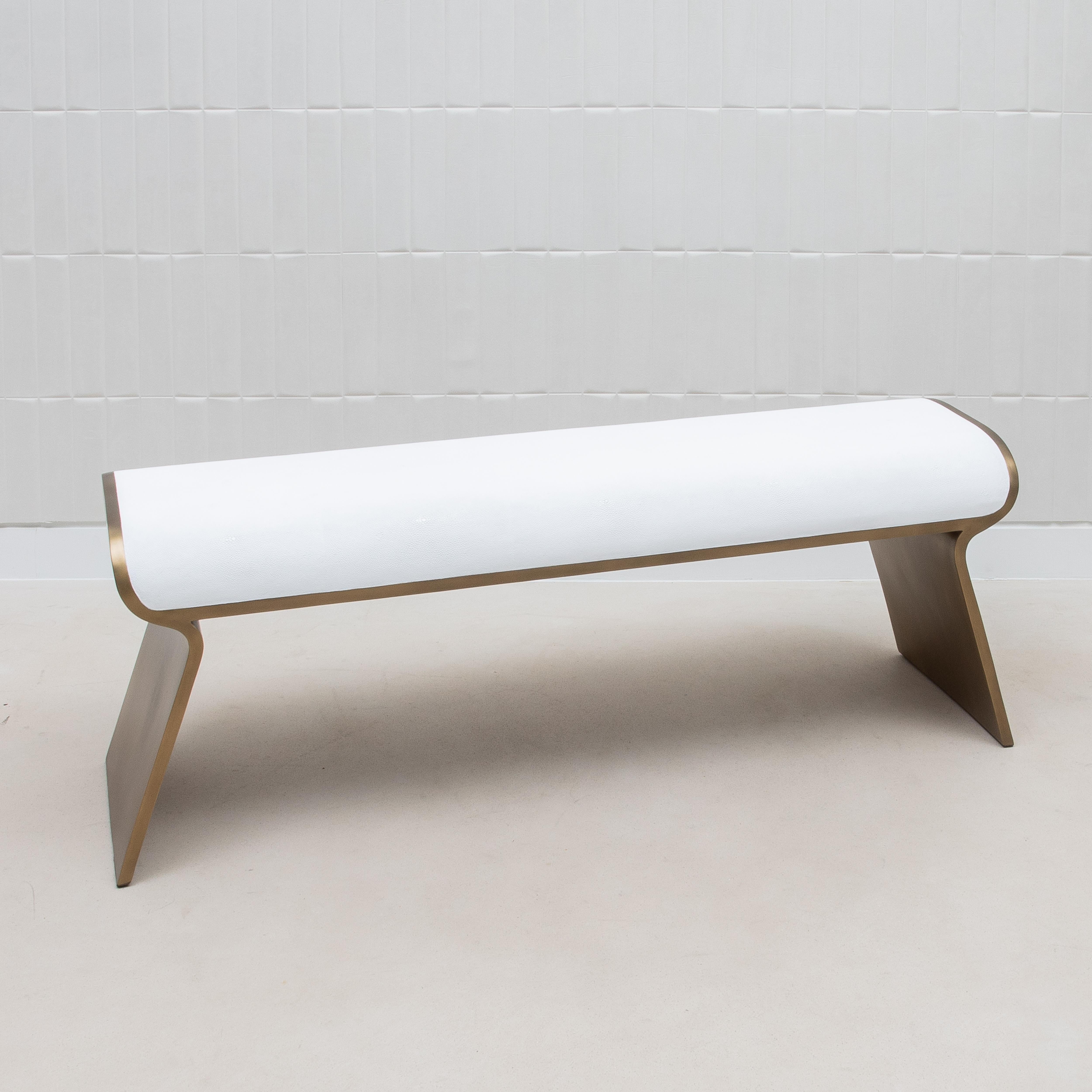Banc en galuchat blanc avec pieds en laiton patiné bronze par Kifu Paris en vente 3