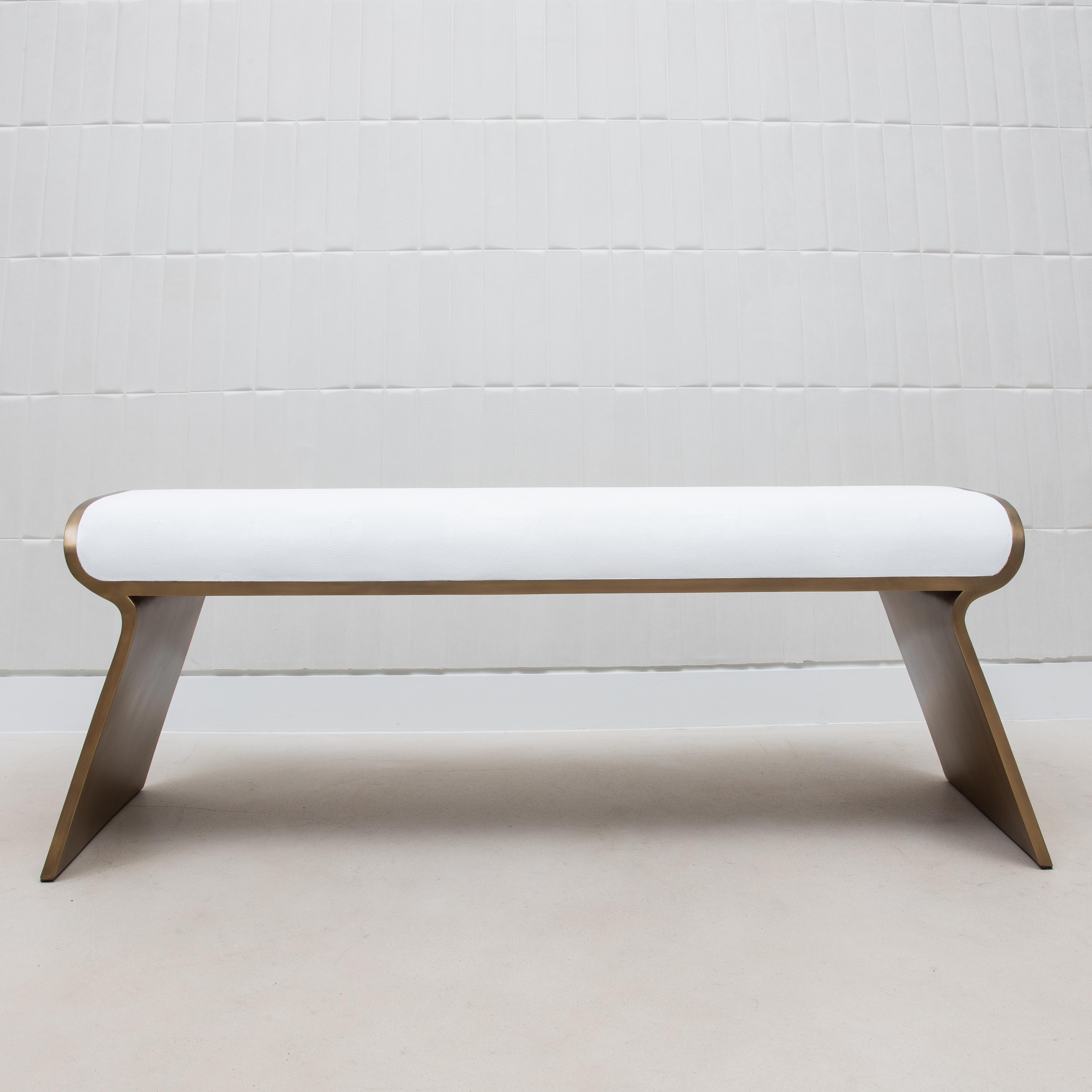 Art déco Banc en galuchat blanc avec pieds en laiton patiné bronze par Kifu Paris en vente